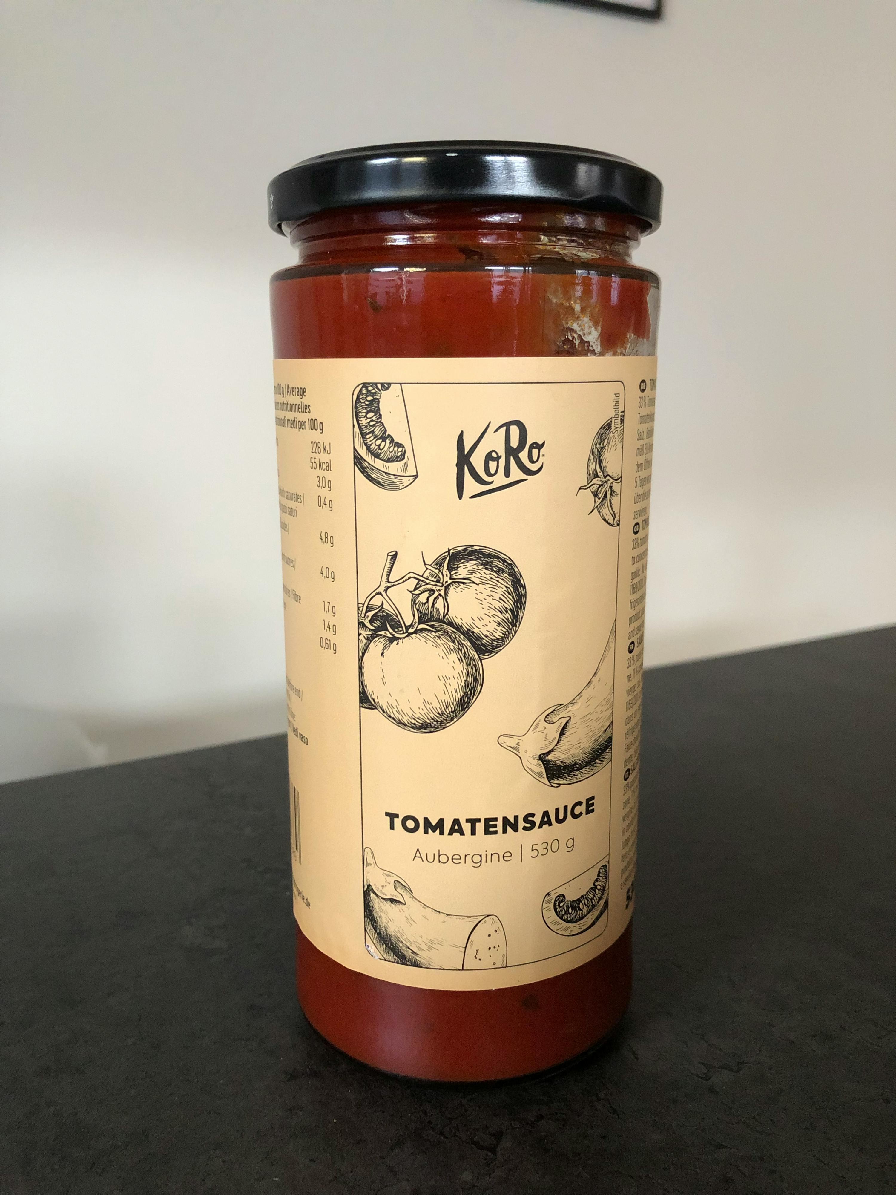 ein Glas Tomatensauce liegt auf einem Tisch