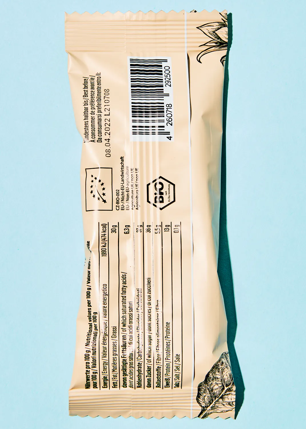 die Rückseite einer braunen Plastiktüte zeigt die Nährwerte