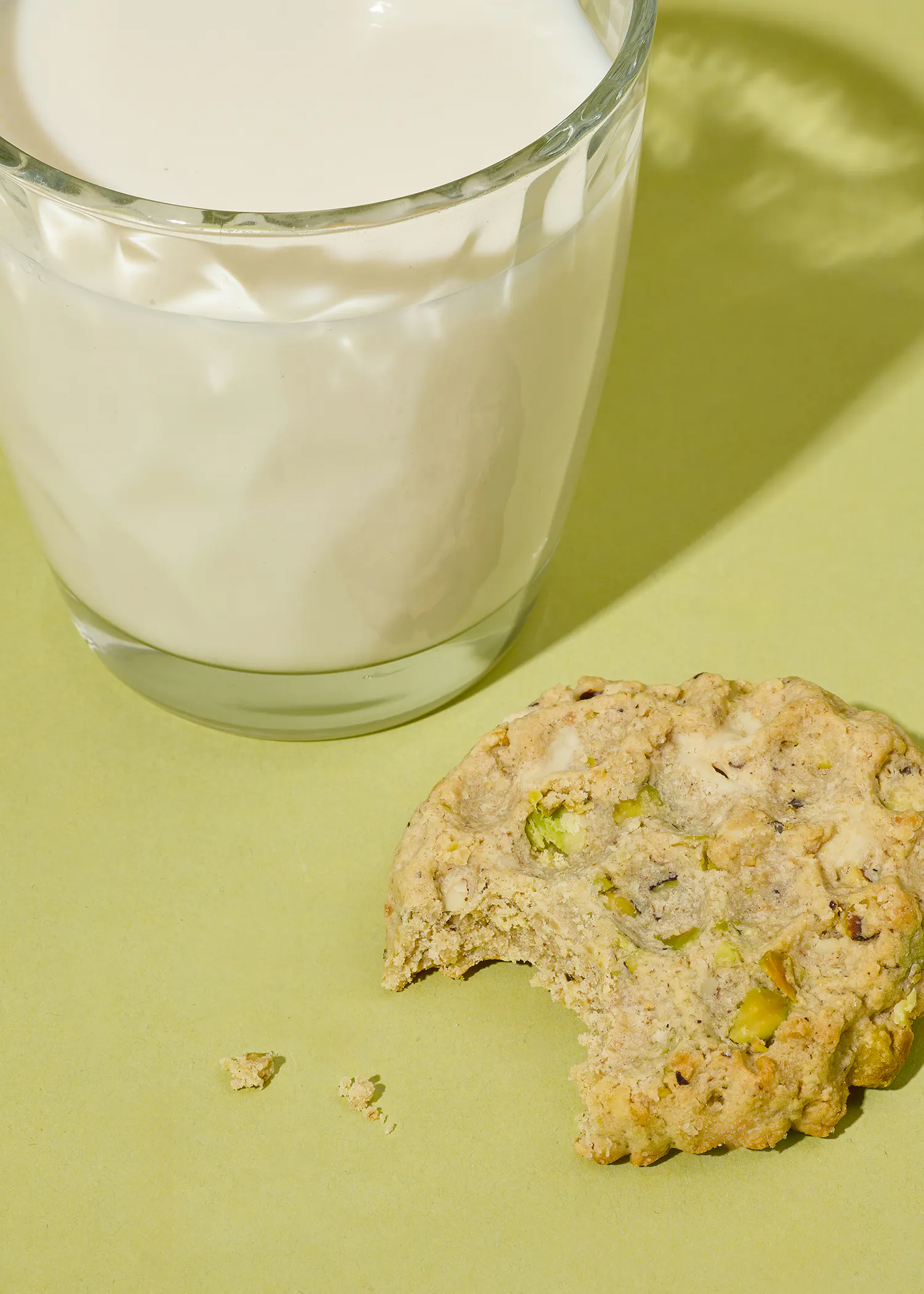 un cookie a été consommé à côté d' un verre de lait