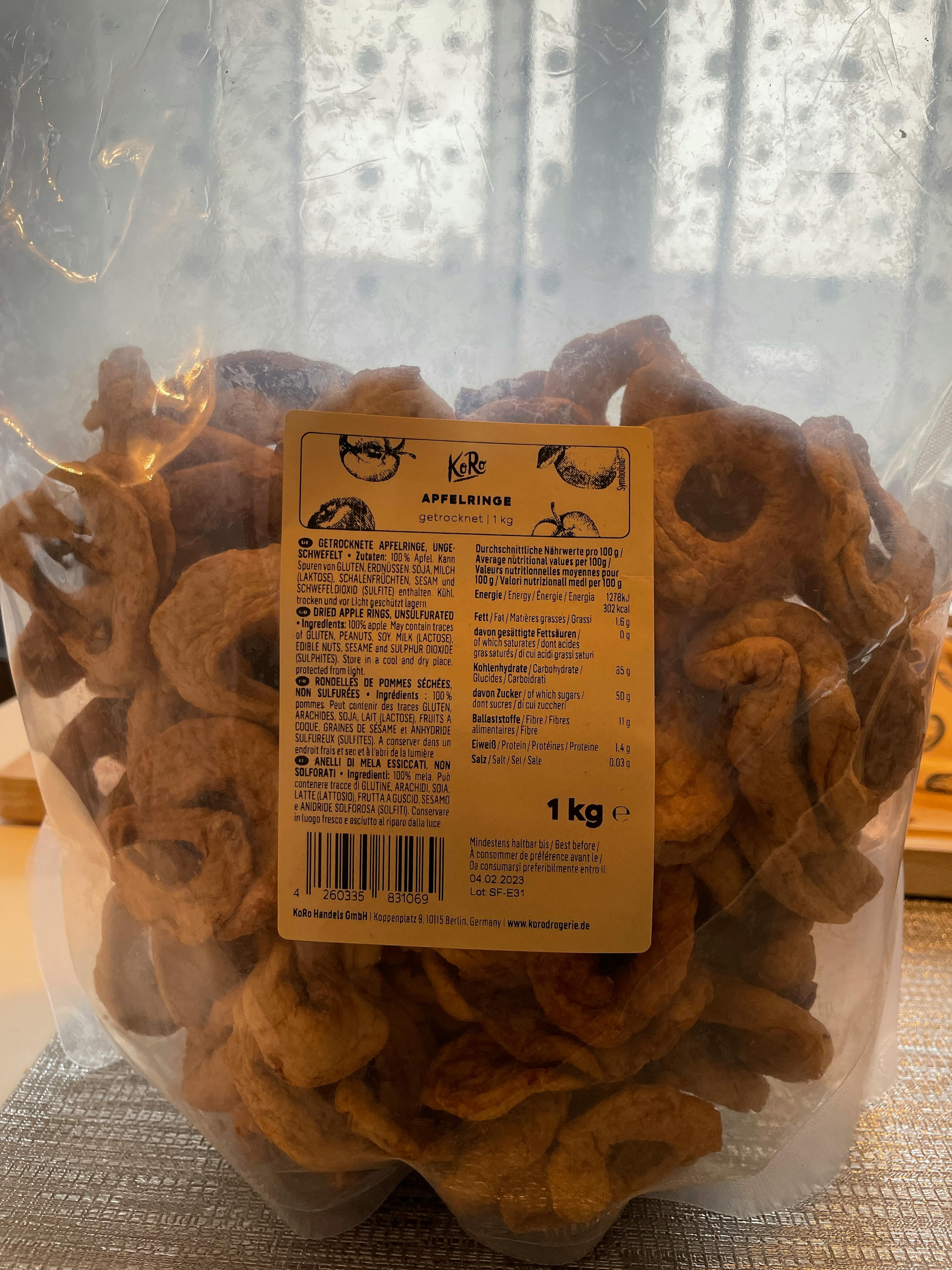 un sac de pommes séchées avec une étiquette jaune