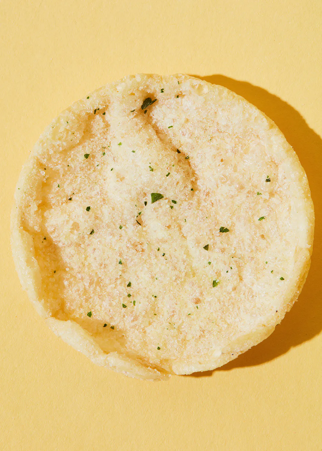 un gros plan d' une croustille de pommes de terre sur fond jaune