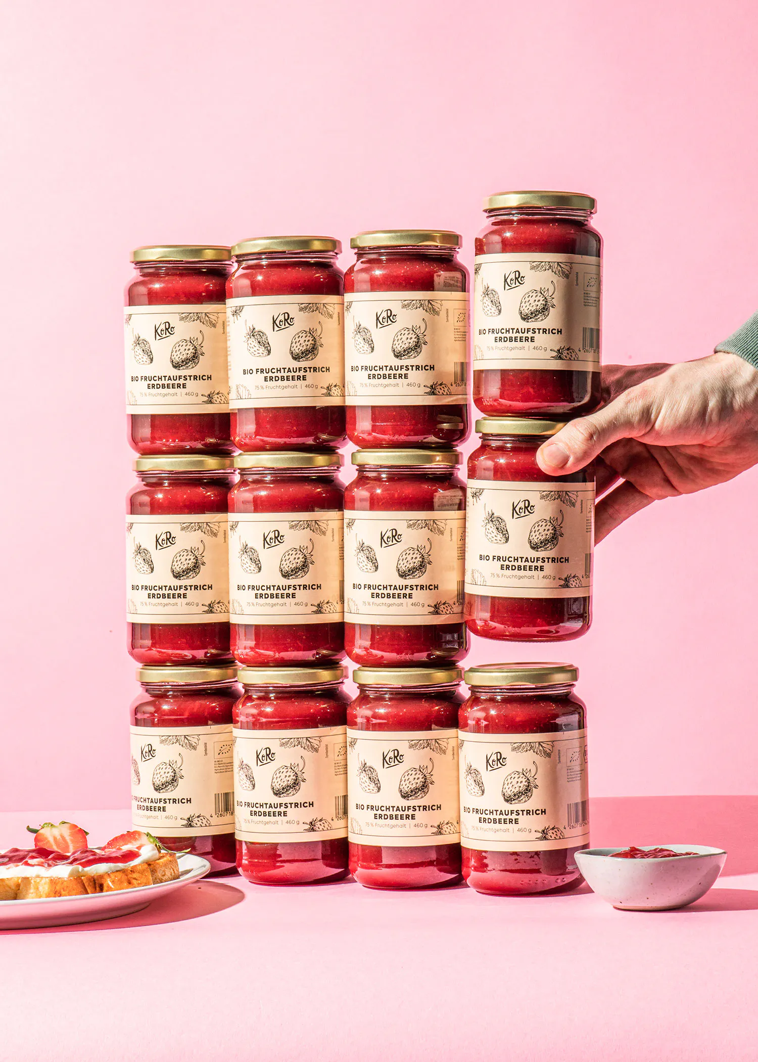 Eine Person hält ein Glas fruchtaufstrich in ihrer Hand