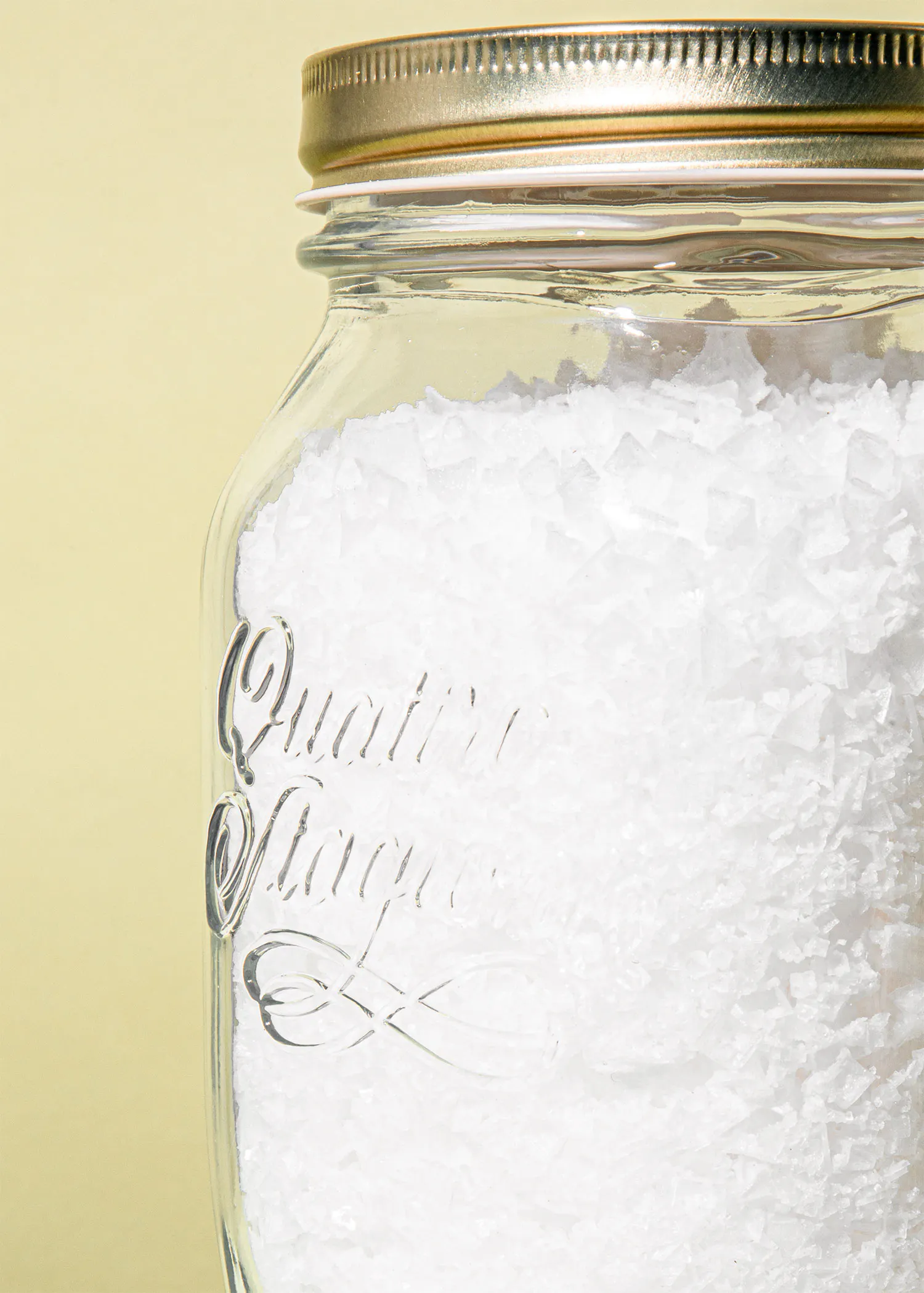 ein Glasgefäß mit einem Deckel und der Aufschrift quattro