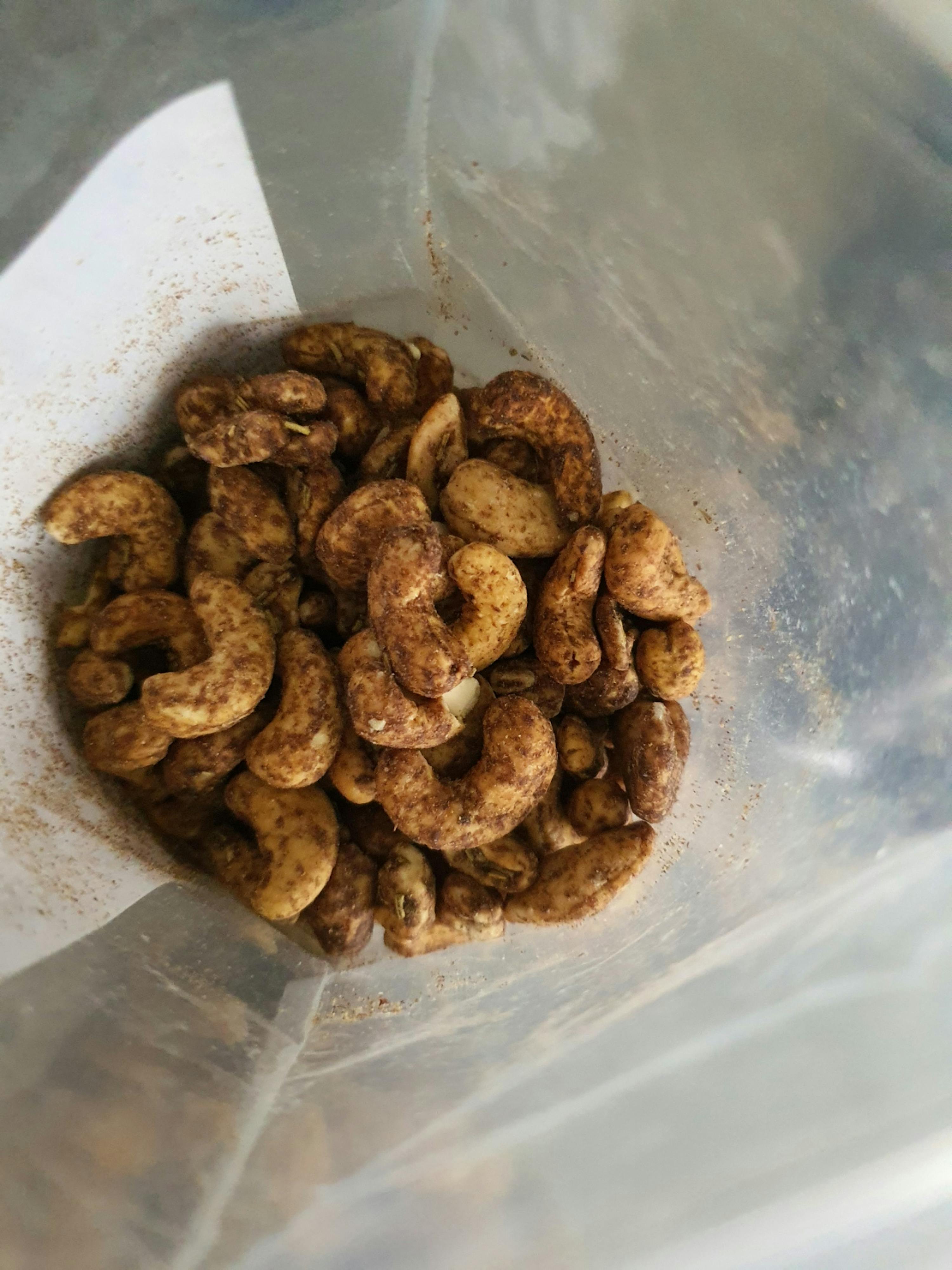 un sacchetto di anacardi con spezie su di esso