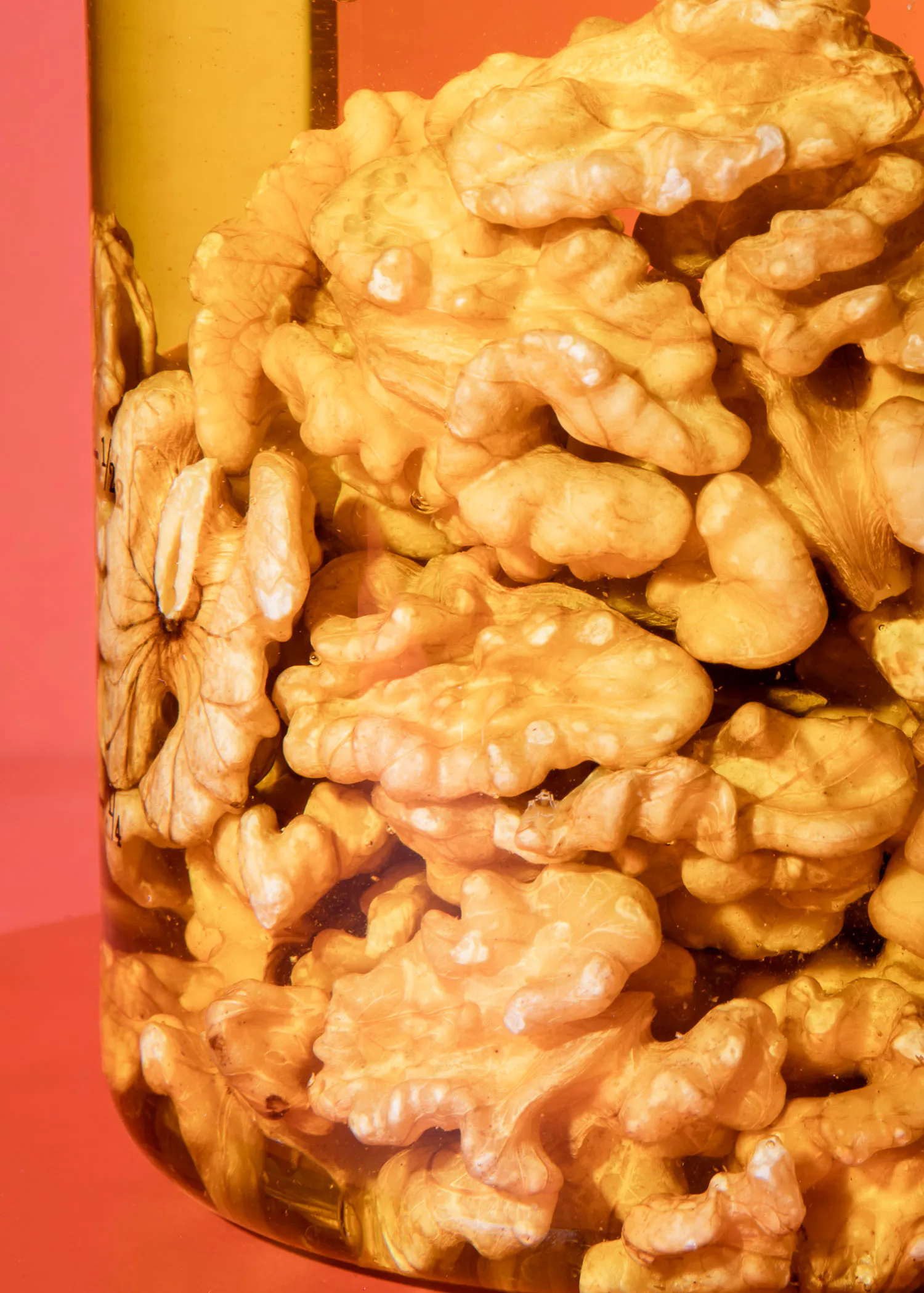 eine Nahaufnahme von Walnüssen in einem Glas Öl