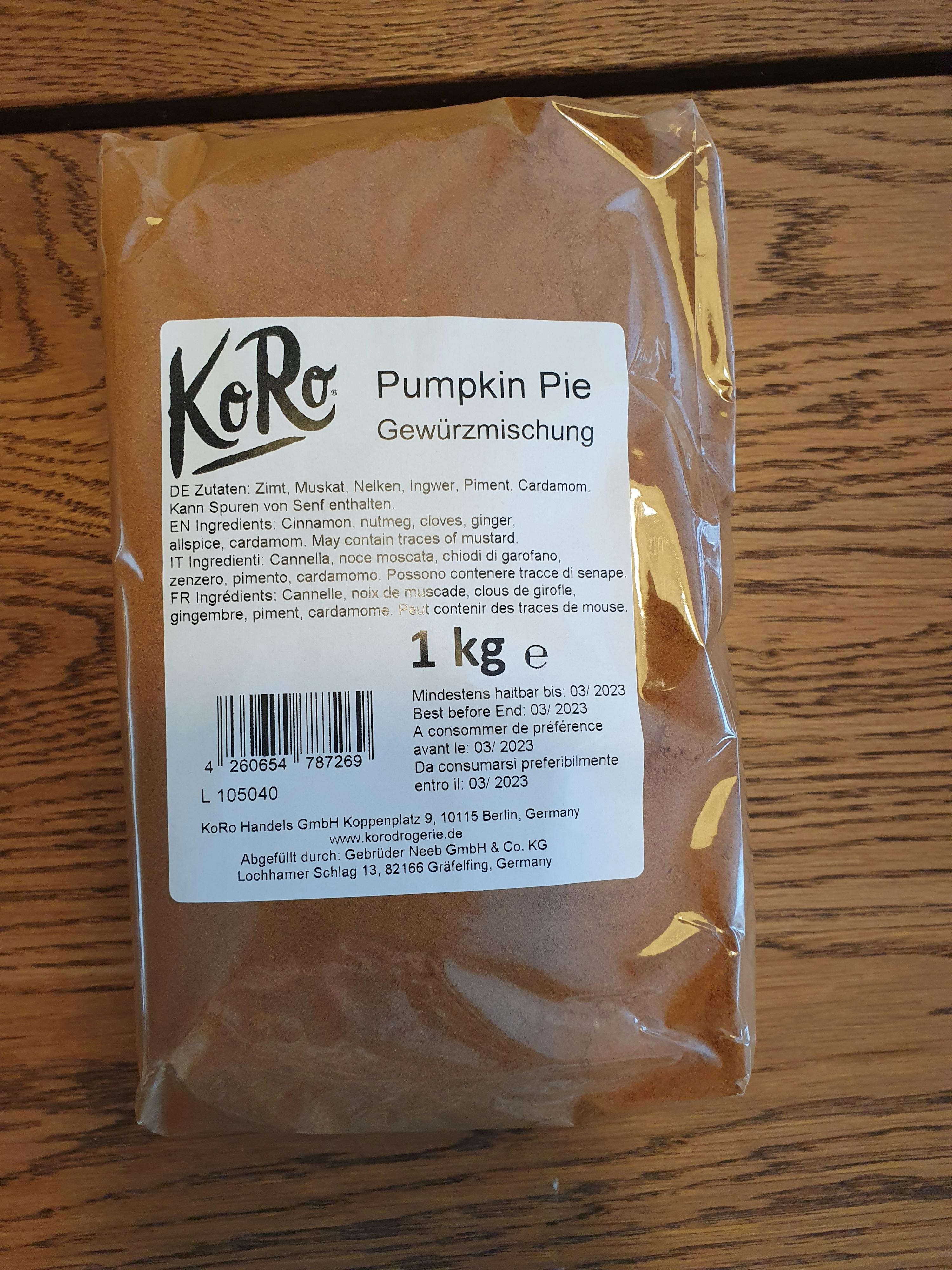 un sacchetto di torta di zucca è seduto su un tavolo di legno