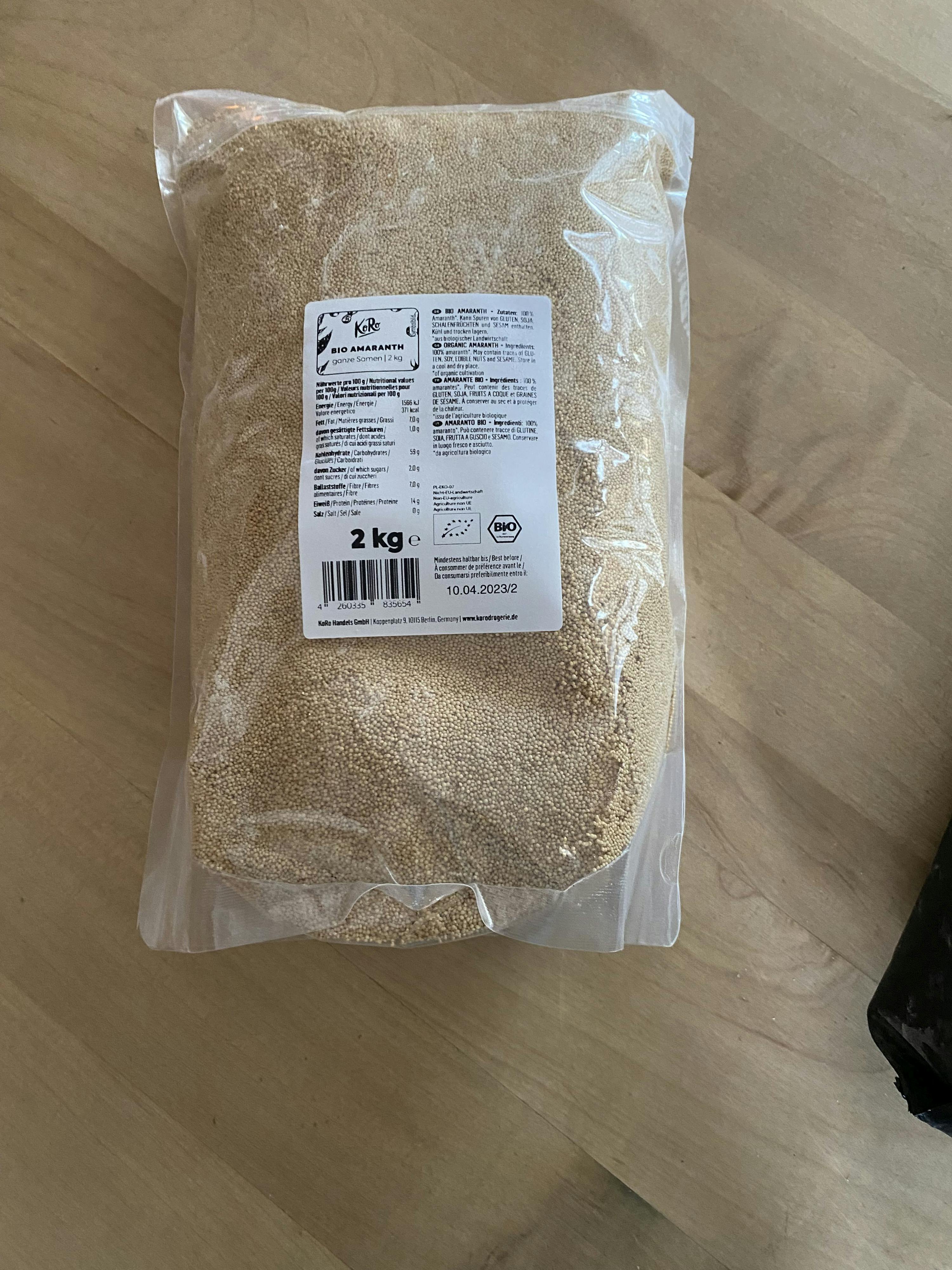 eine Plastiktüte mit einem Gewicht von 2 kg steht auf einem Holztisch