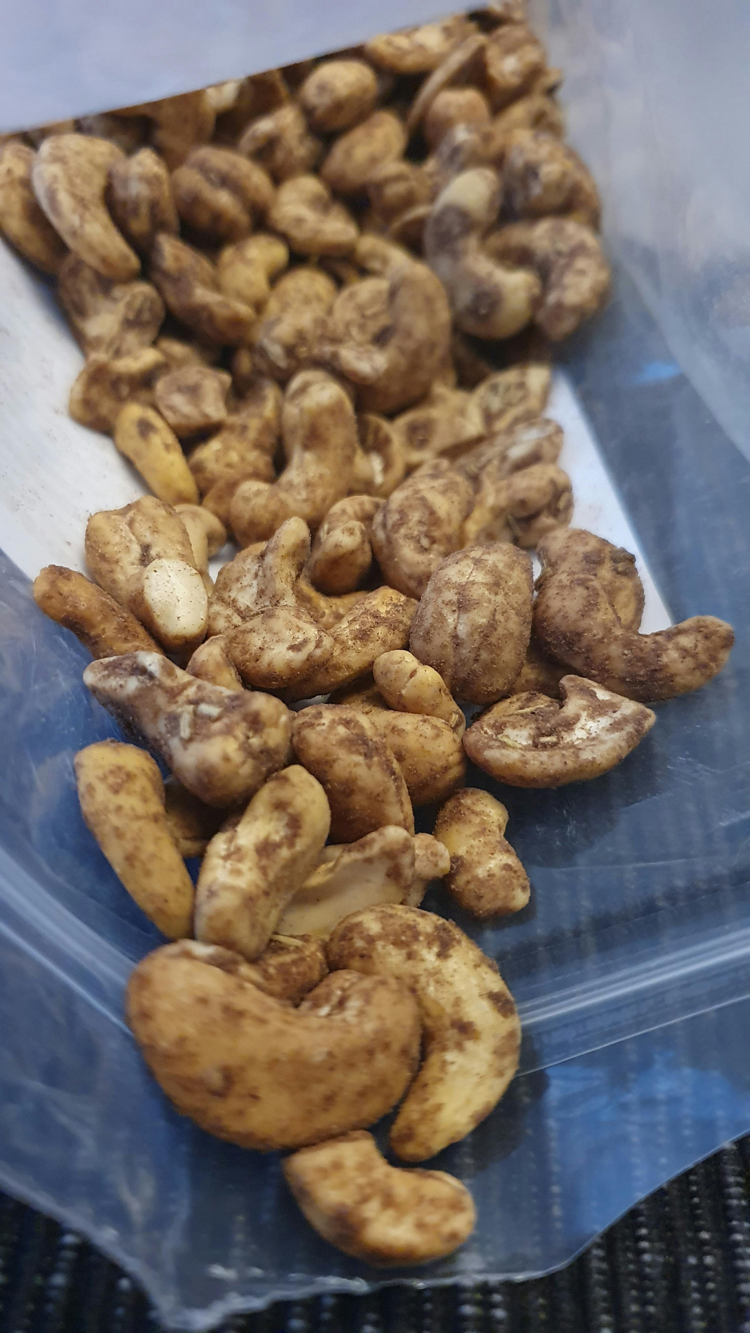 un sacchetto di noci di cocco è su un tavolo