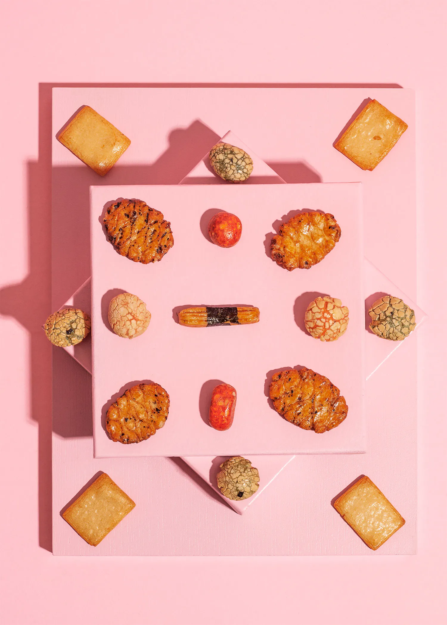 une variété de biscuits est posée sur une surface rose