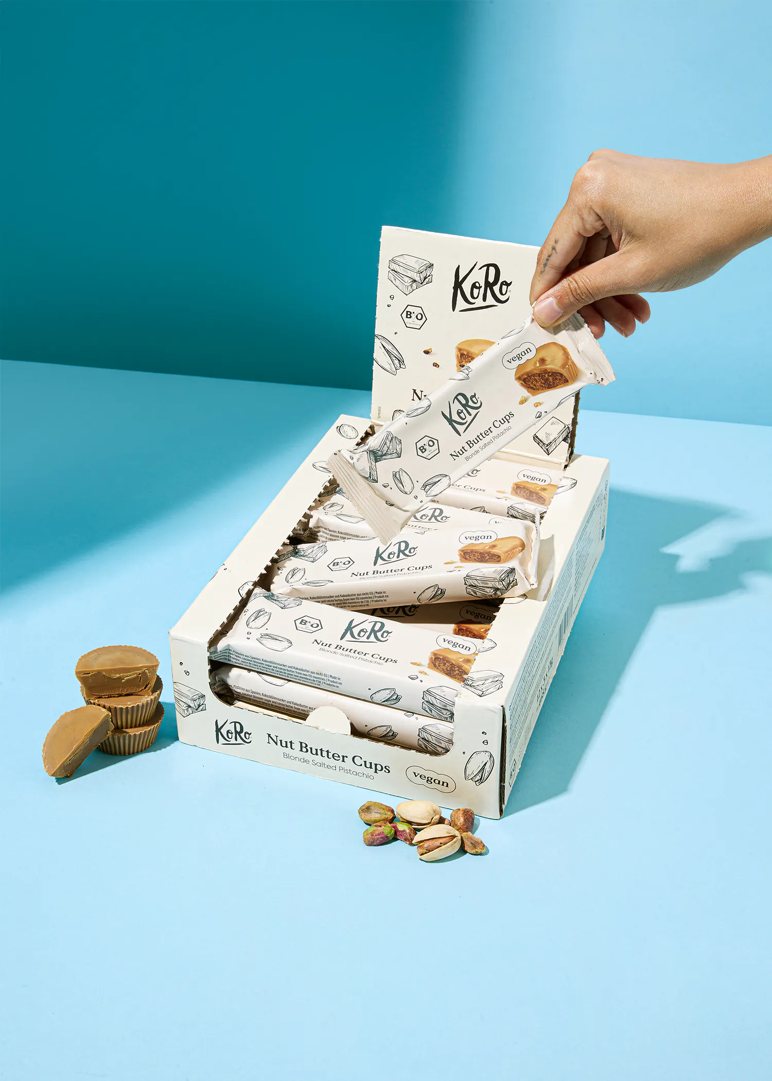 eine Person nimmt eine Nussbuttercup aus einer Box