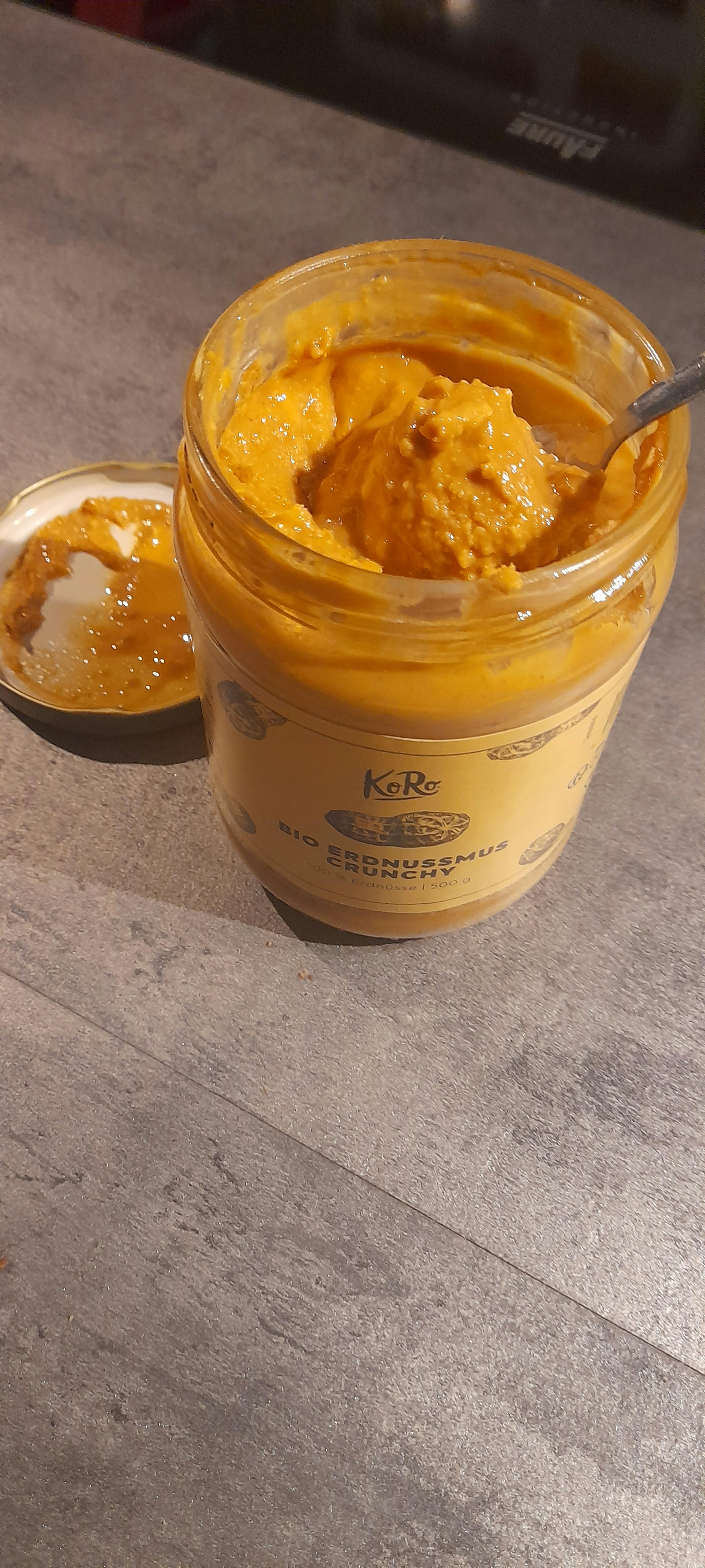 un bocal de beurre d' arachide jaune avec une cuillère à l' intérieur