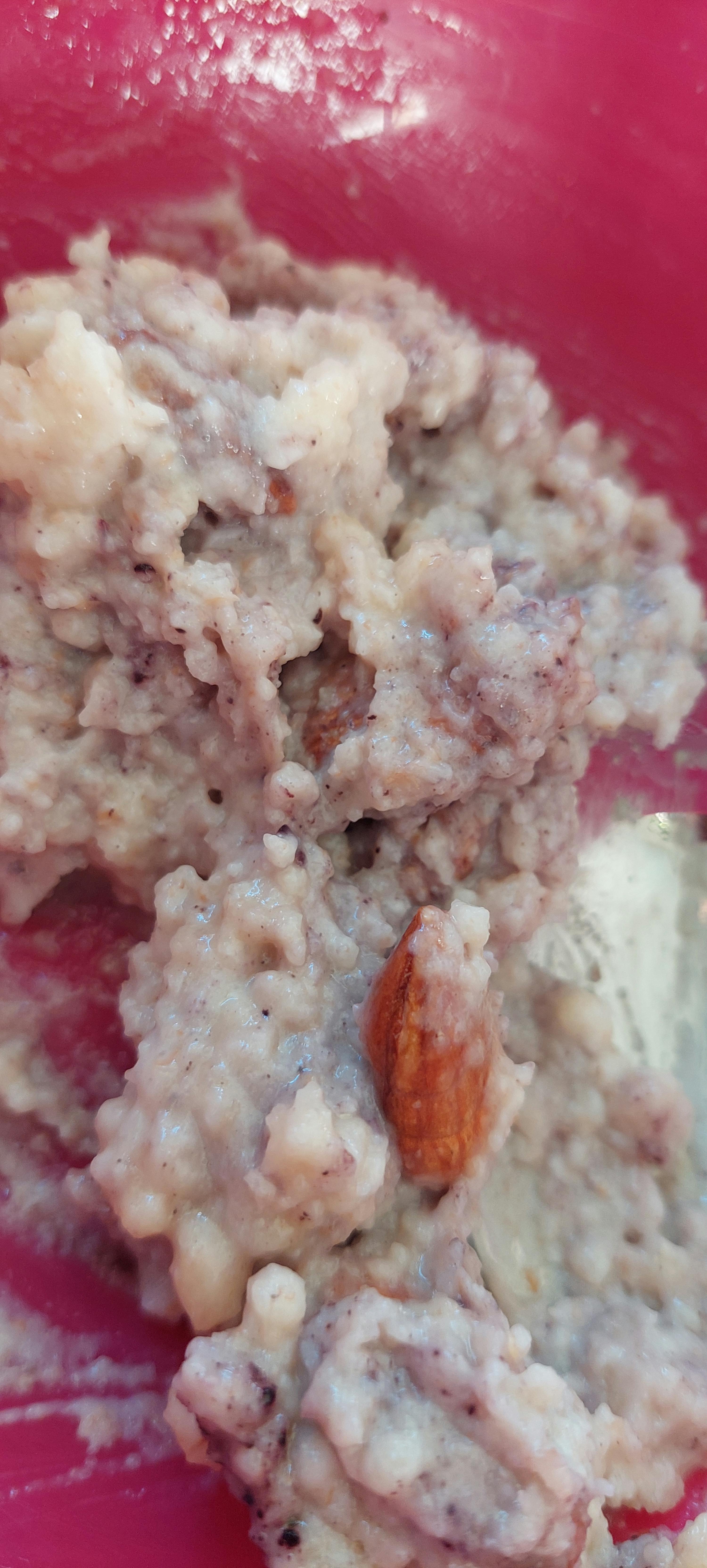 un gros plan d' un bol de porridge avec une amande
