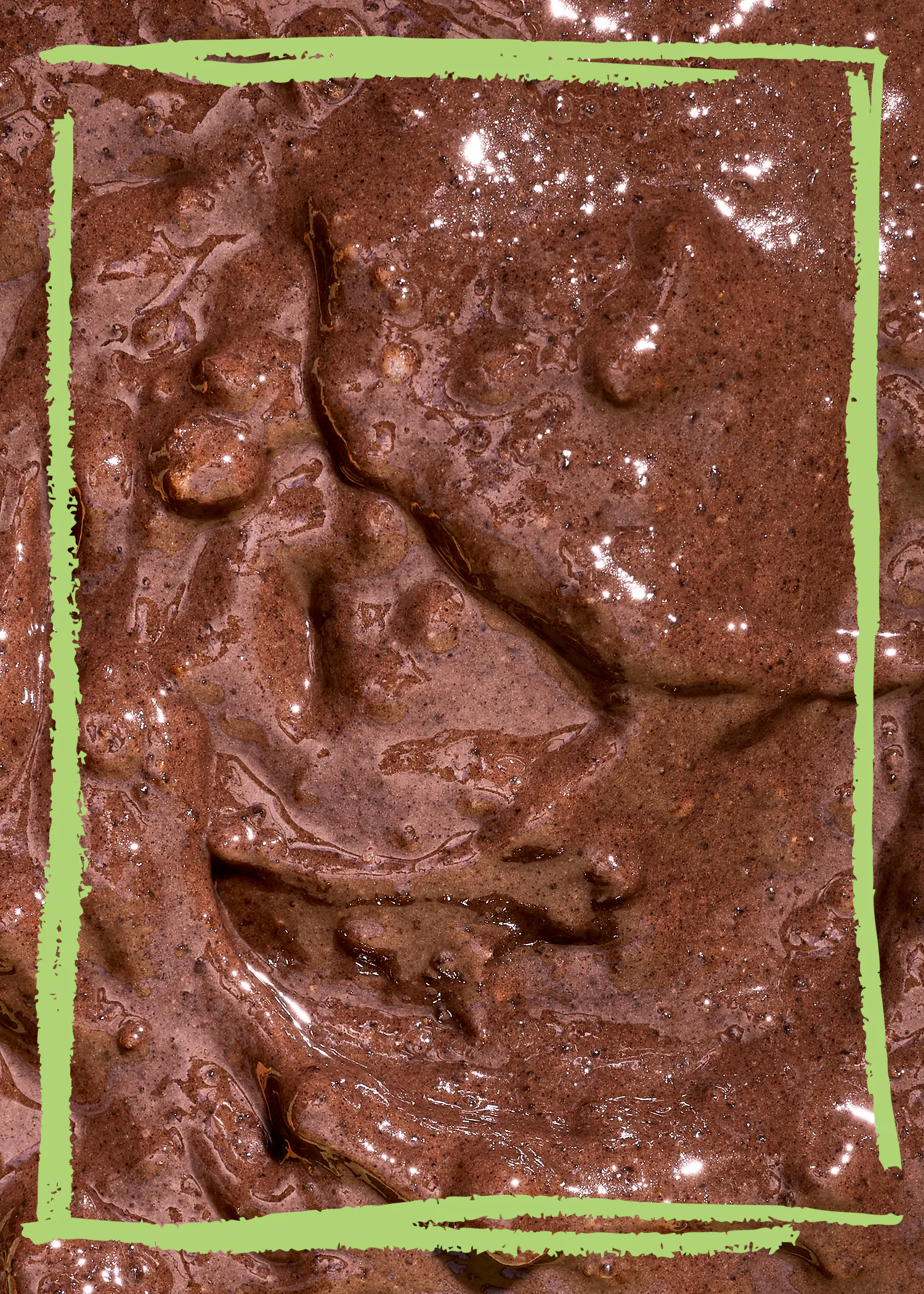 un primo piano di una crema al cioccolato con un bordo verde