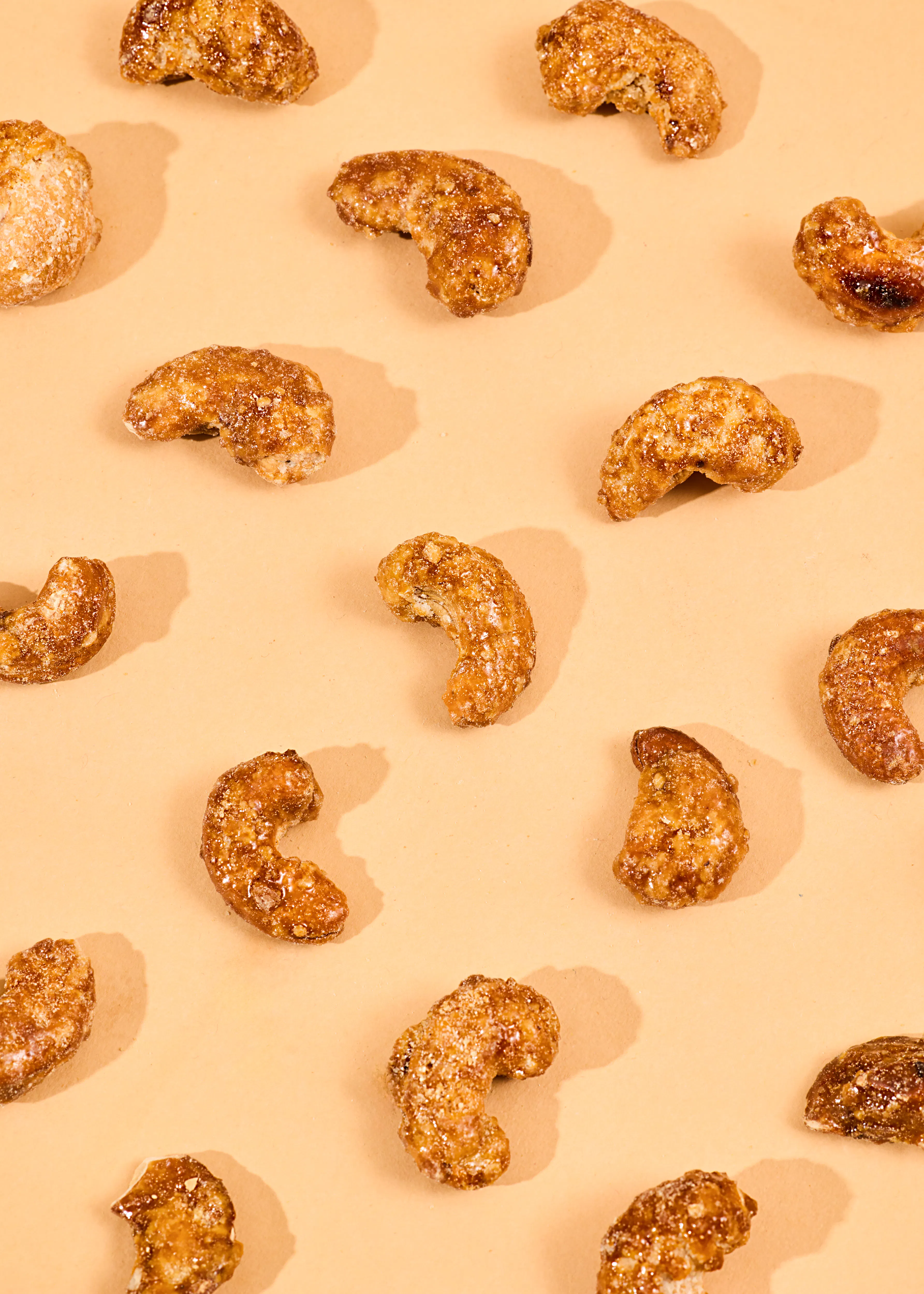 un motif de noix de cajou sur un fond beige