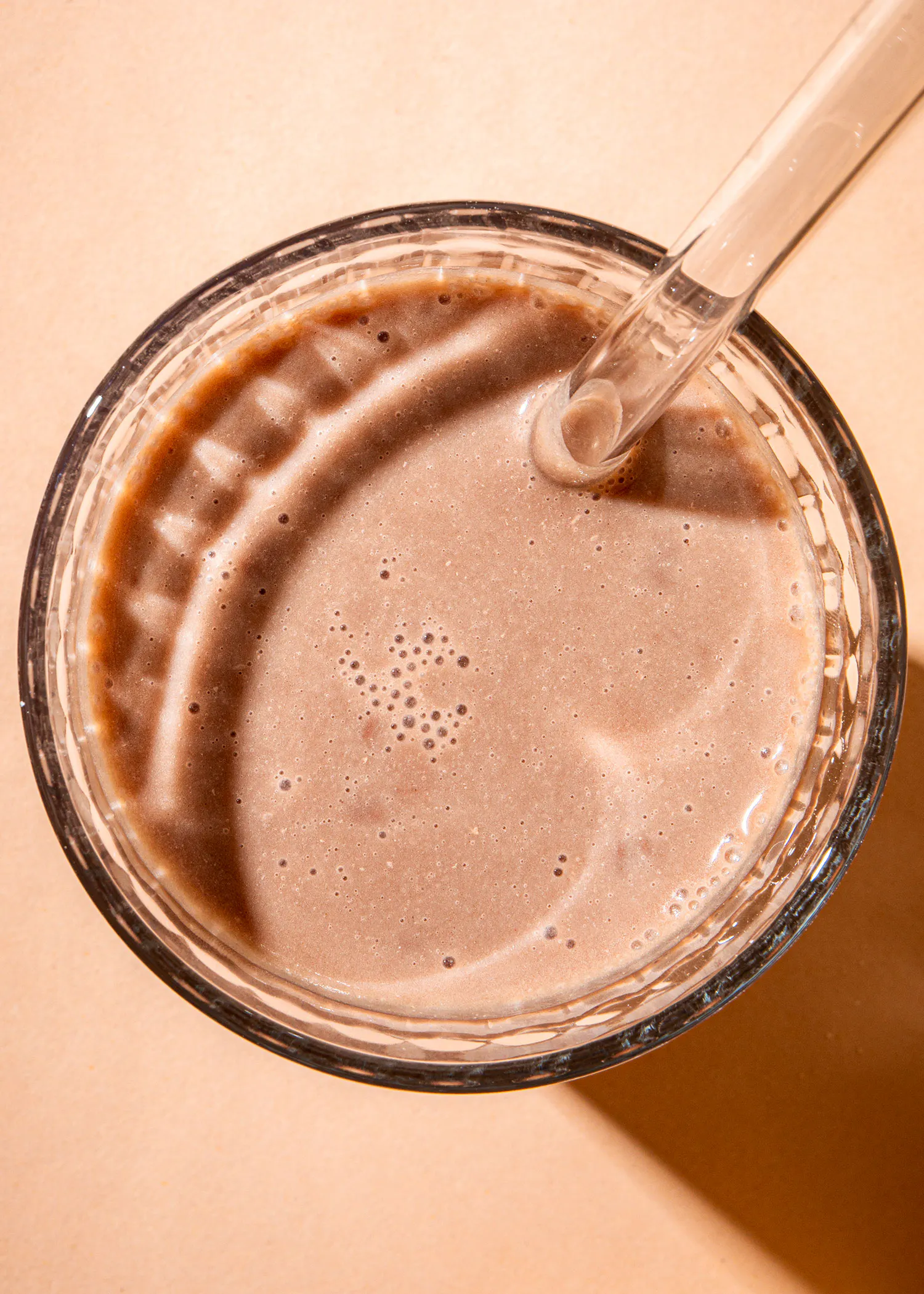 un gros plan d' un bol de chocolat avec une cuillère