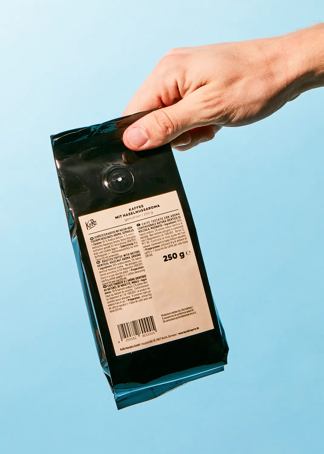 a hand is holding a bag of kaffee