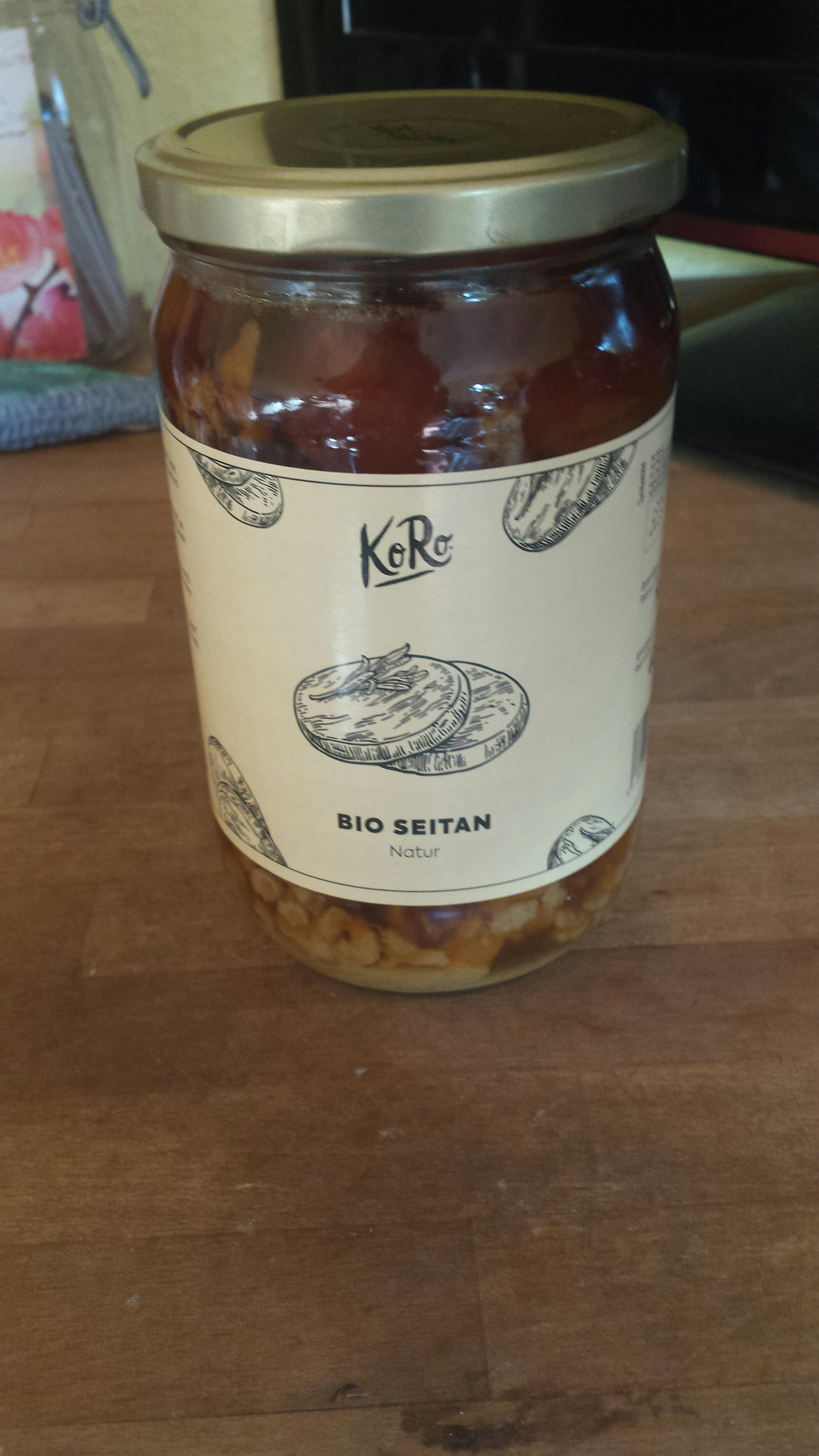 un barattolo di kero bio seitan è seduto su un tavolo di legno