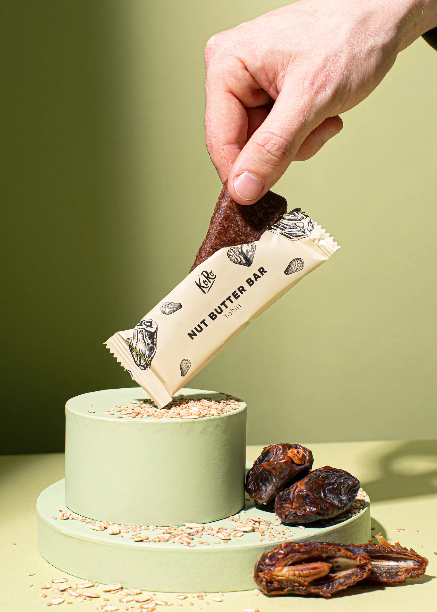Eine Person hält einen Nussbutter-Bar in der Hand