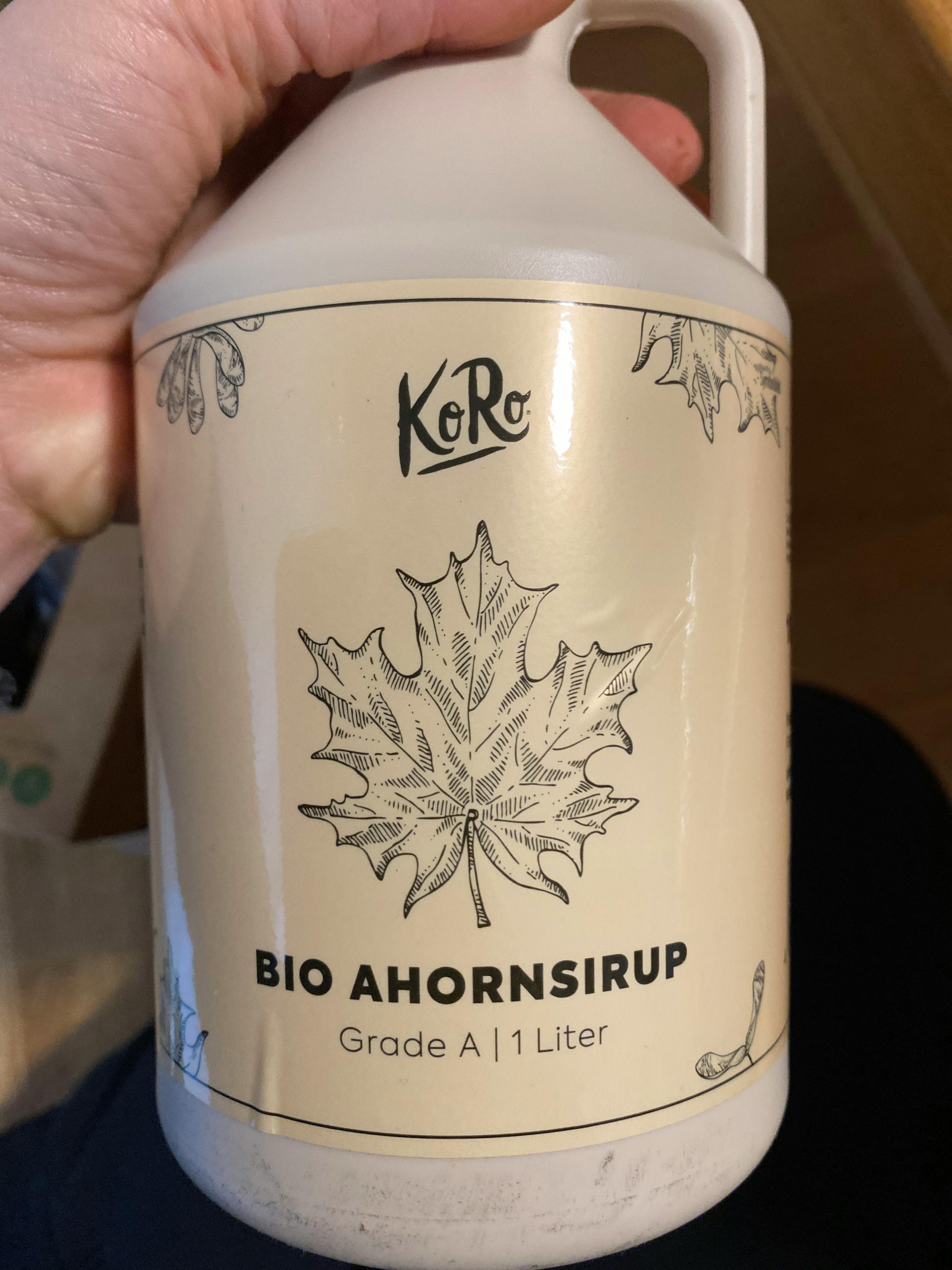 a bottle of bio ahornsirup grade a 1 liter
