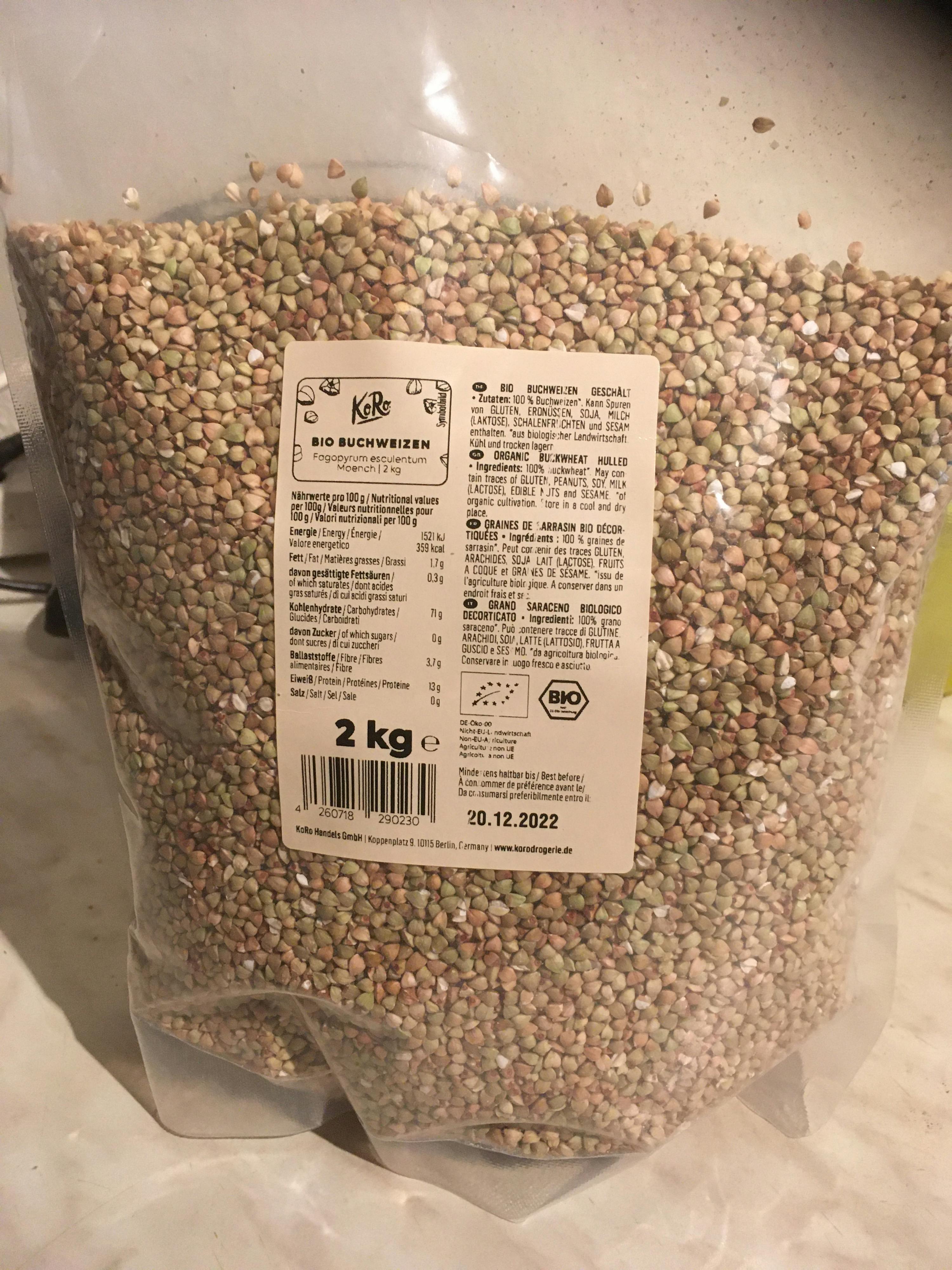 un sacchetto di grano duro bio è su un tavolo