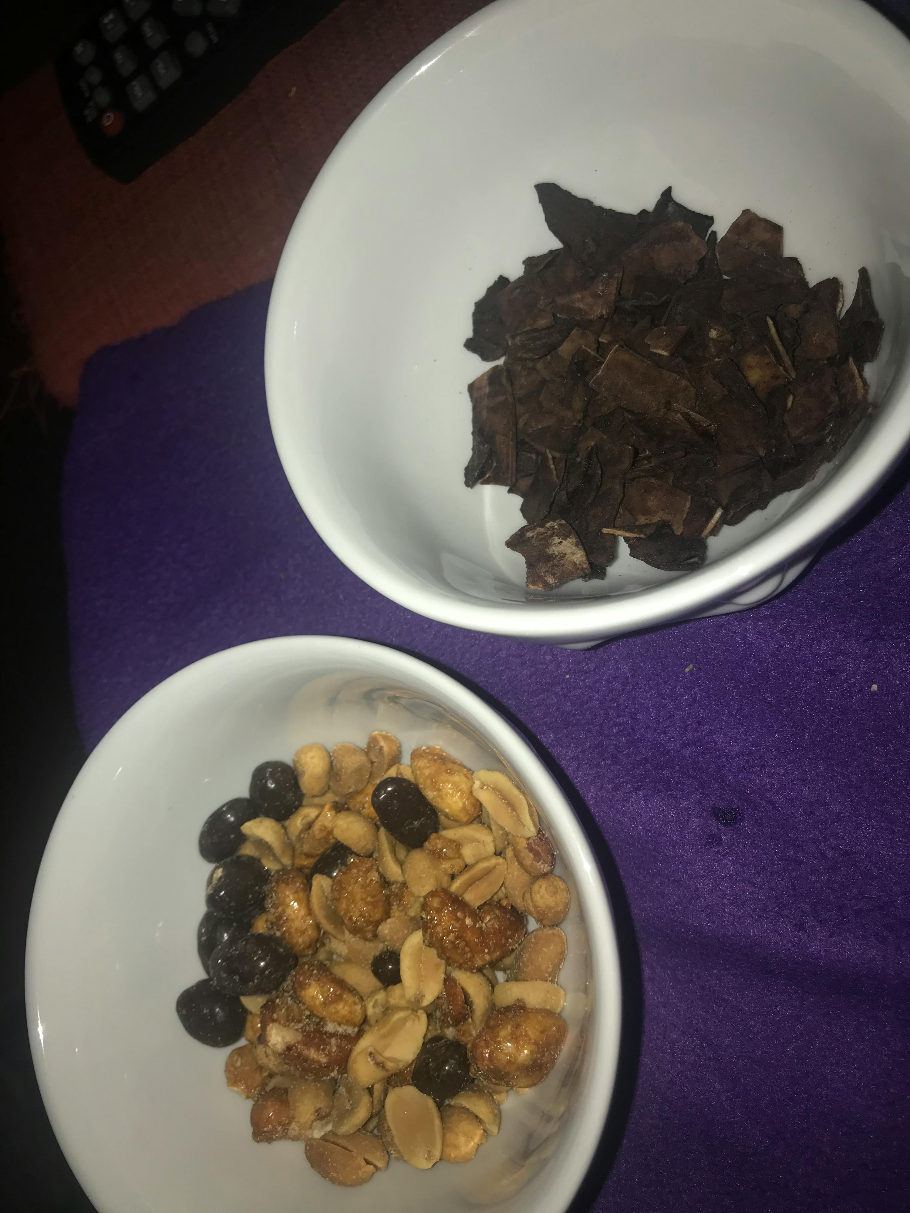 zwei Schüsseln mit Snacks nebeneinander auf einem Tisch