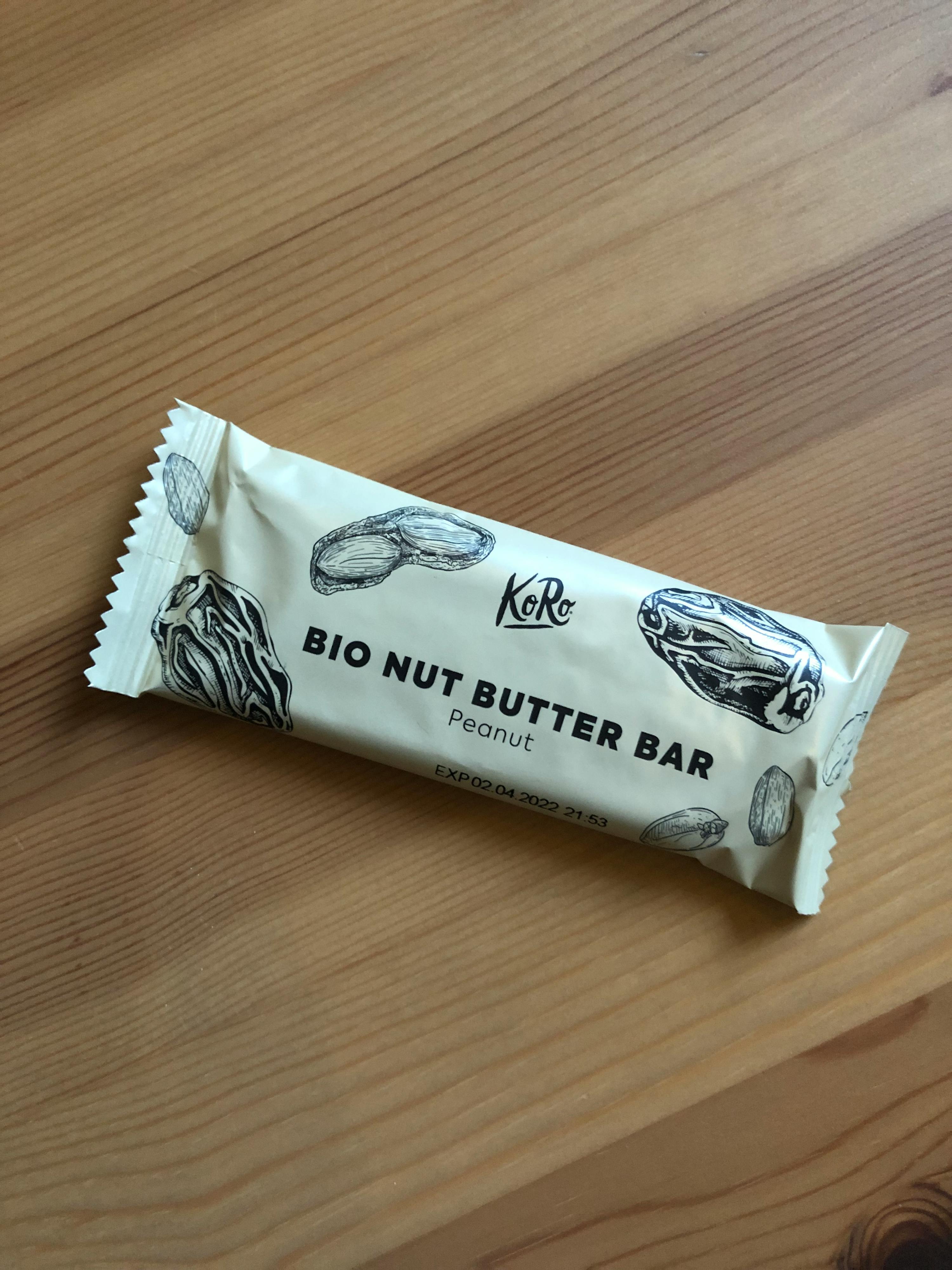 ein bio-nussbutter-bar liegt auf einem holztisch