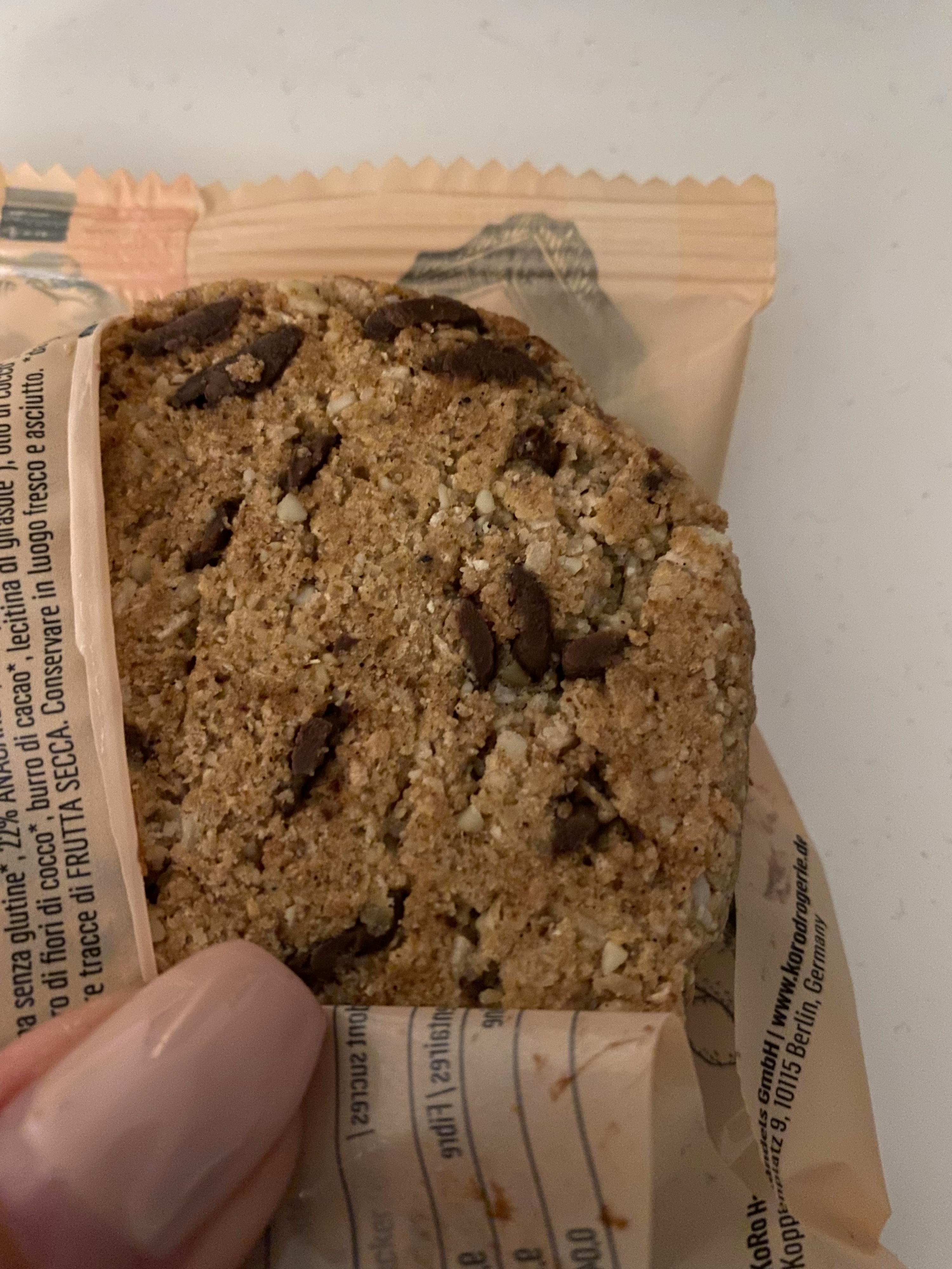 eine Person hält einen Schokoladenkeks in einem Plastikbeutel