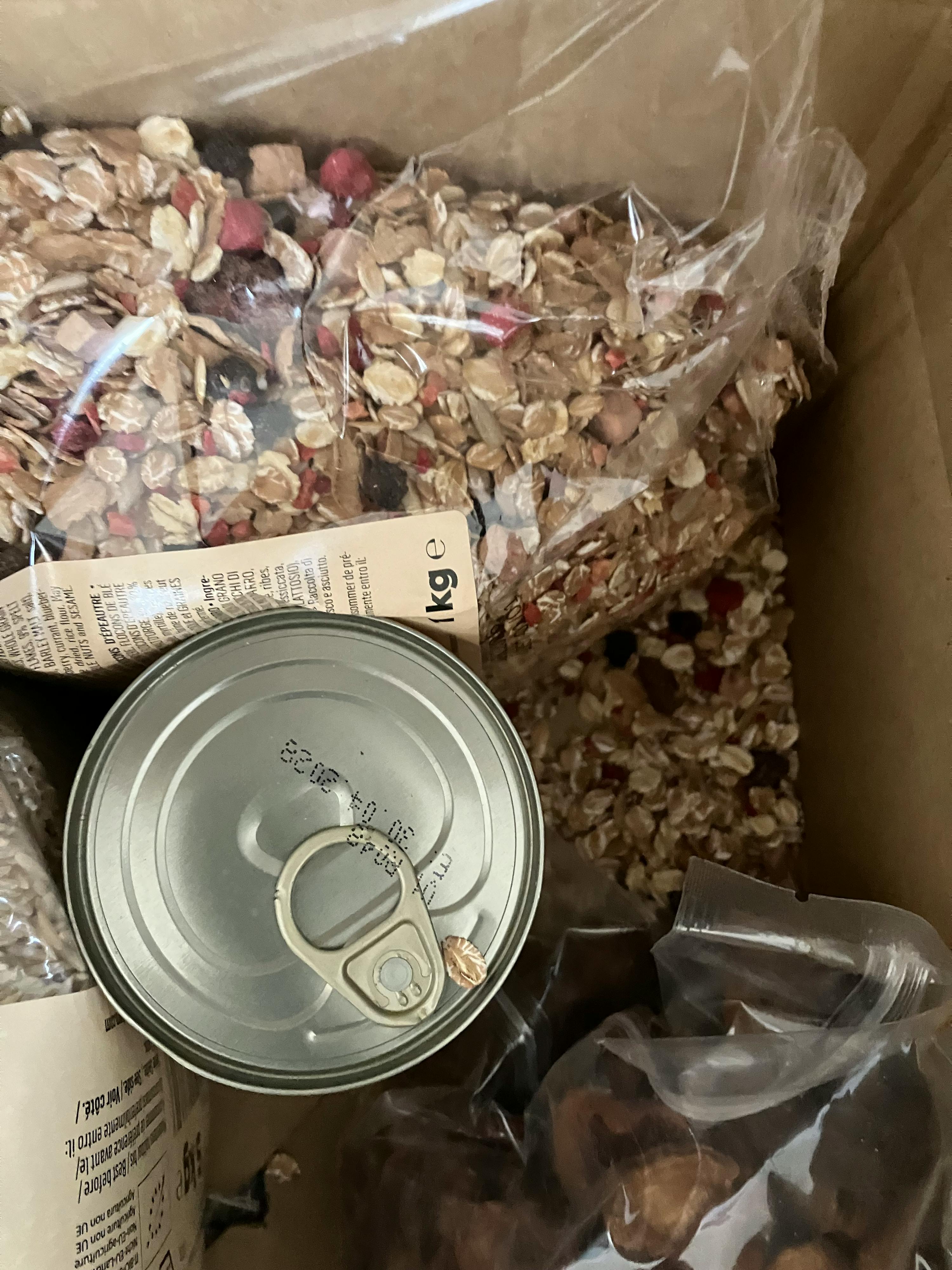 un barattolo di granola è seduto accanto a una borsa di granola