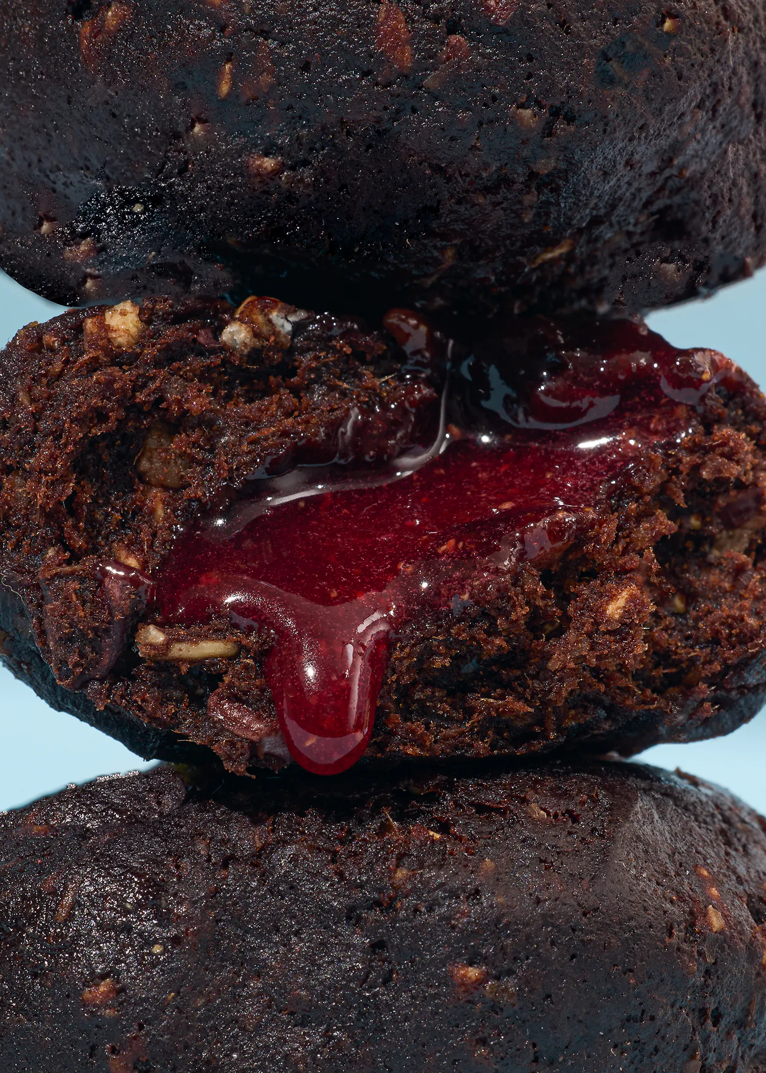 eine Nahaufnahme eines Schokoladenkuchens mit Himbeermarmelade darauf