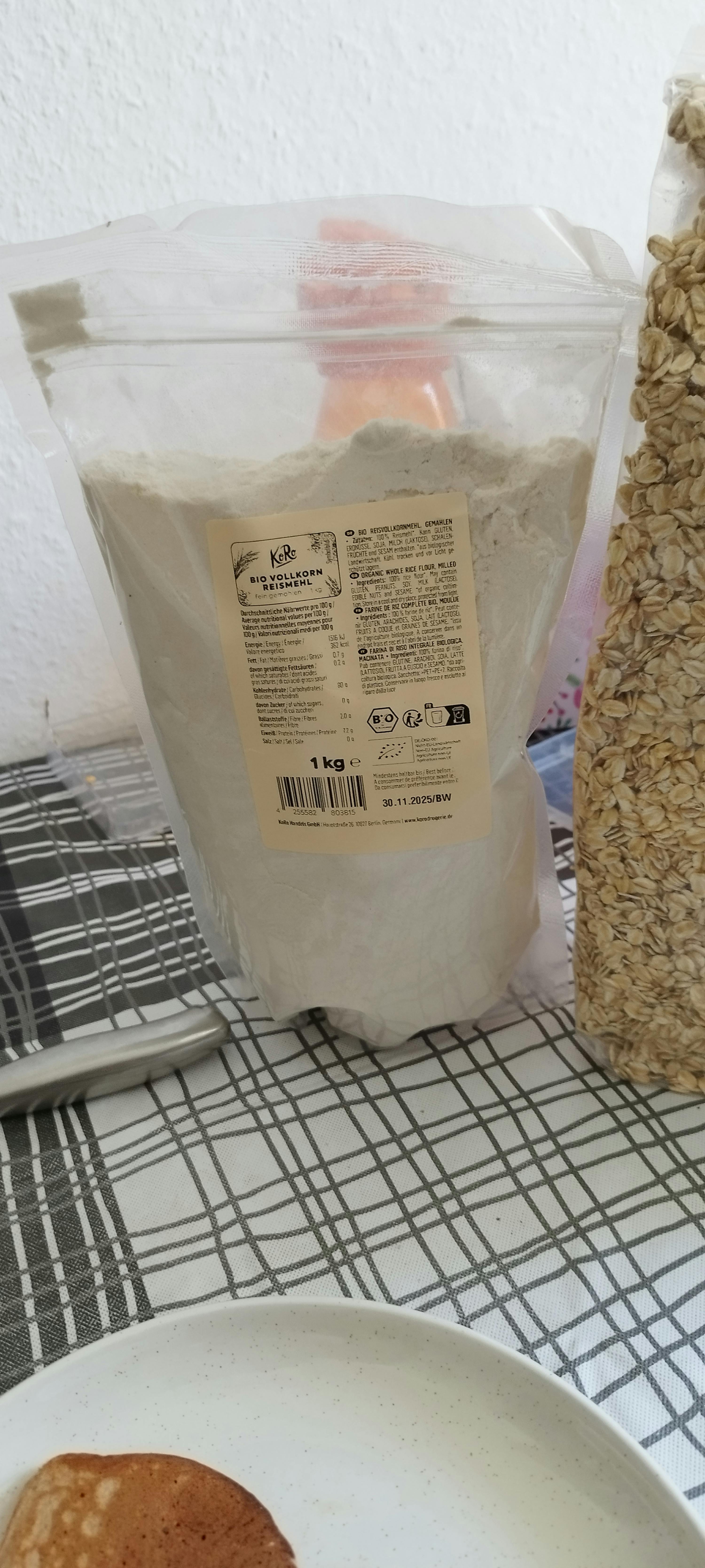 un sacchetto di farina è seduto su un tavolo accanto a un piatto