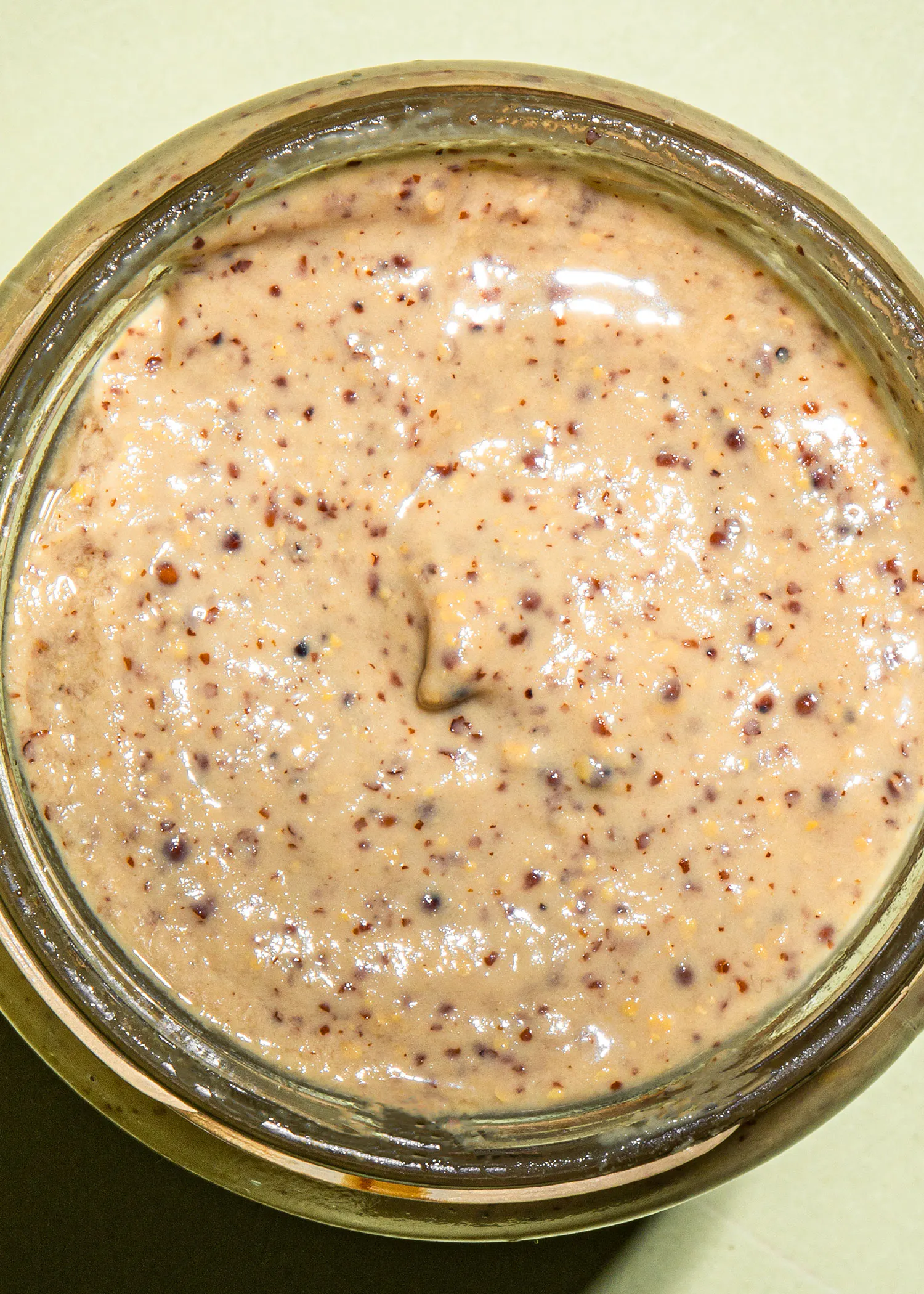 un gros plan d' un bocal rempli de sauce