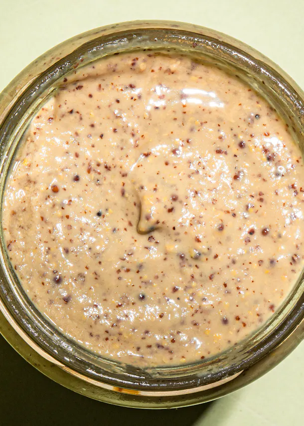 un gros plan d' un bocal rempli de sauce