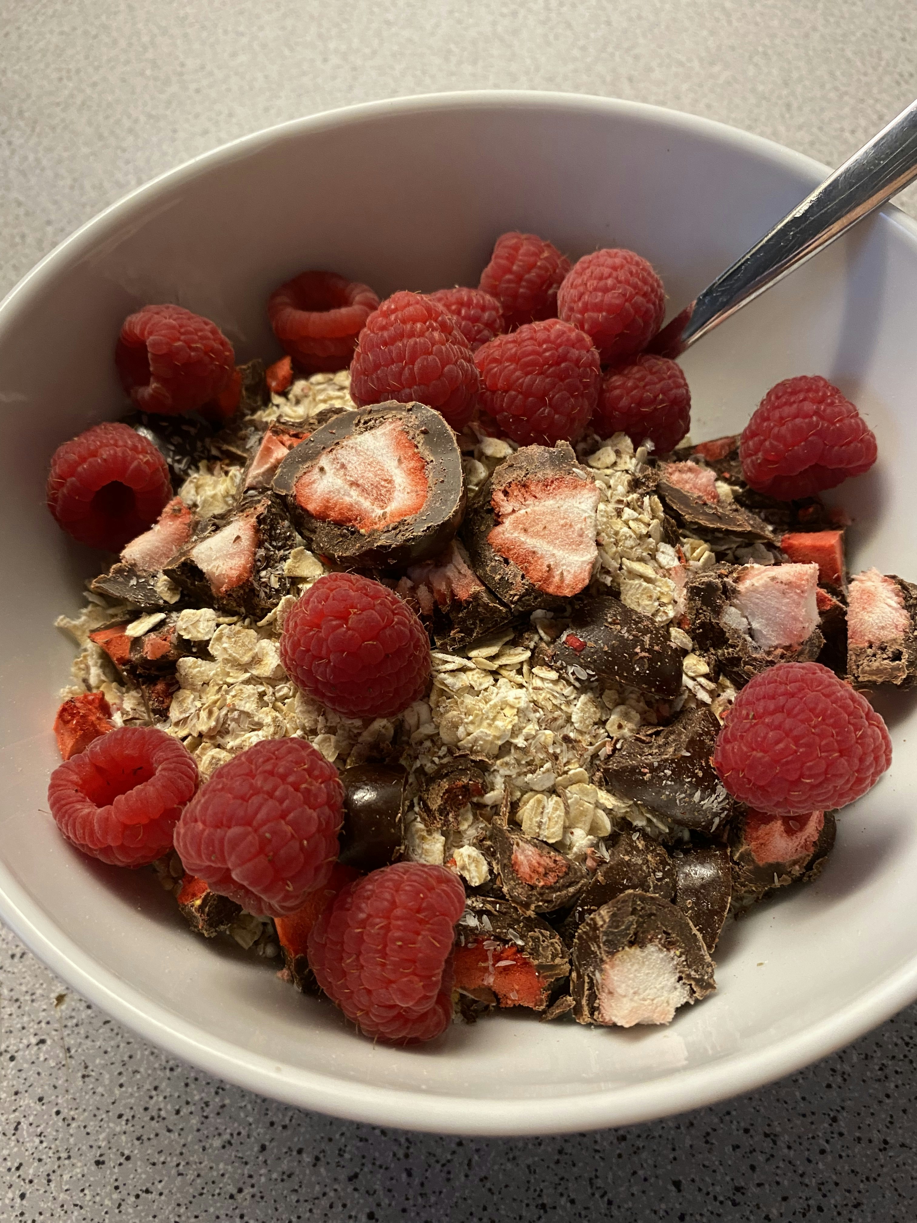 Gefriergetrocknete Erdbeeren in dunkler Schokolade kaufen | KoRo Germany