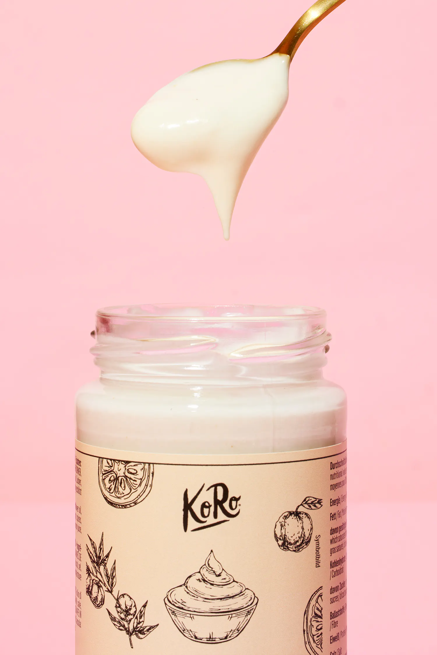 une cuillère sort d' un bocal avec une étiquette ko ro