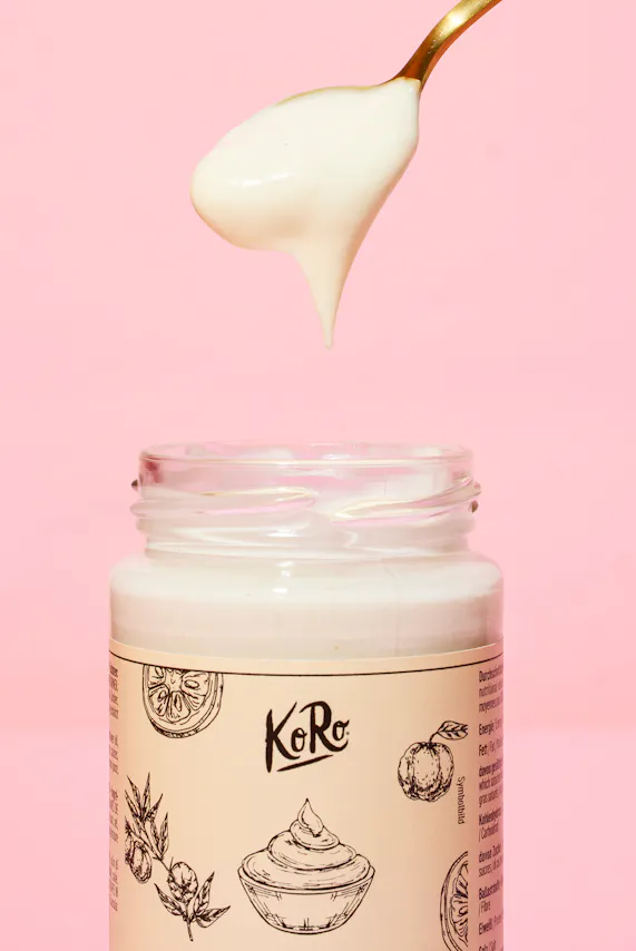 une cuillère sort d' un bocal avec une étiquette ko ro