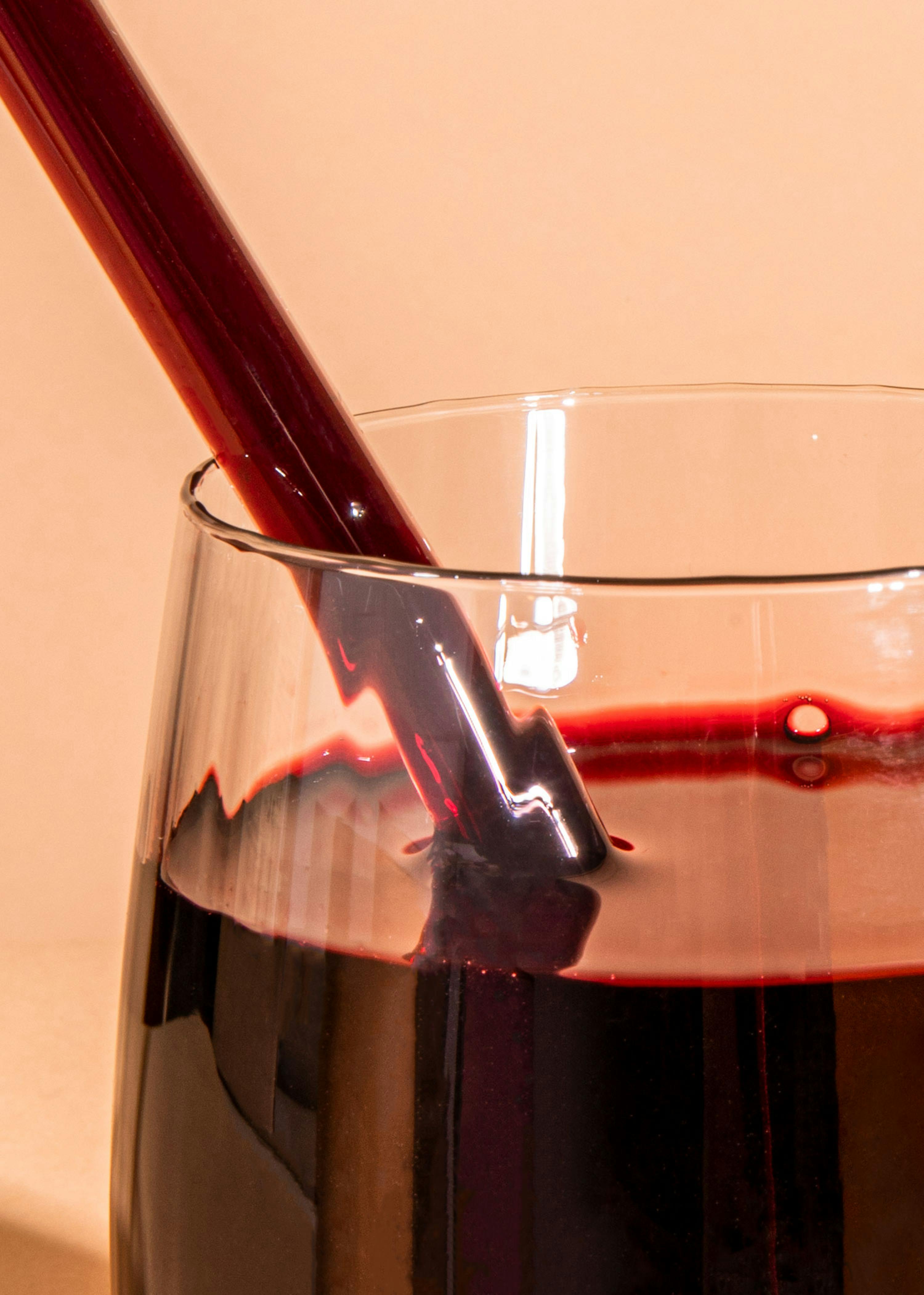 ein Glas Wein mit einem Strohhalm in ihm
