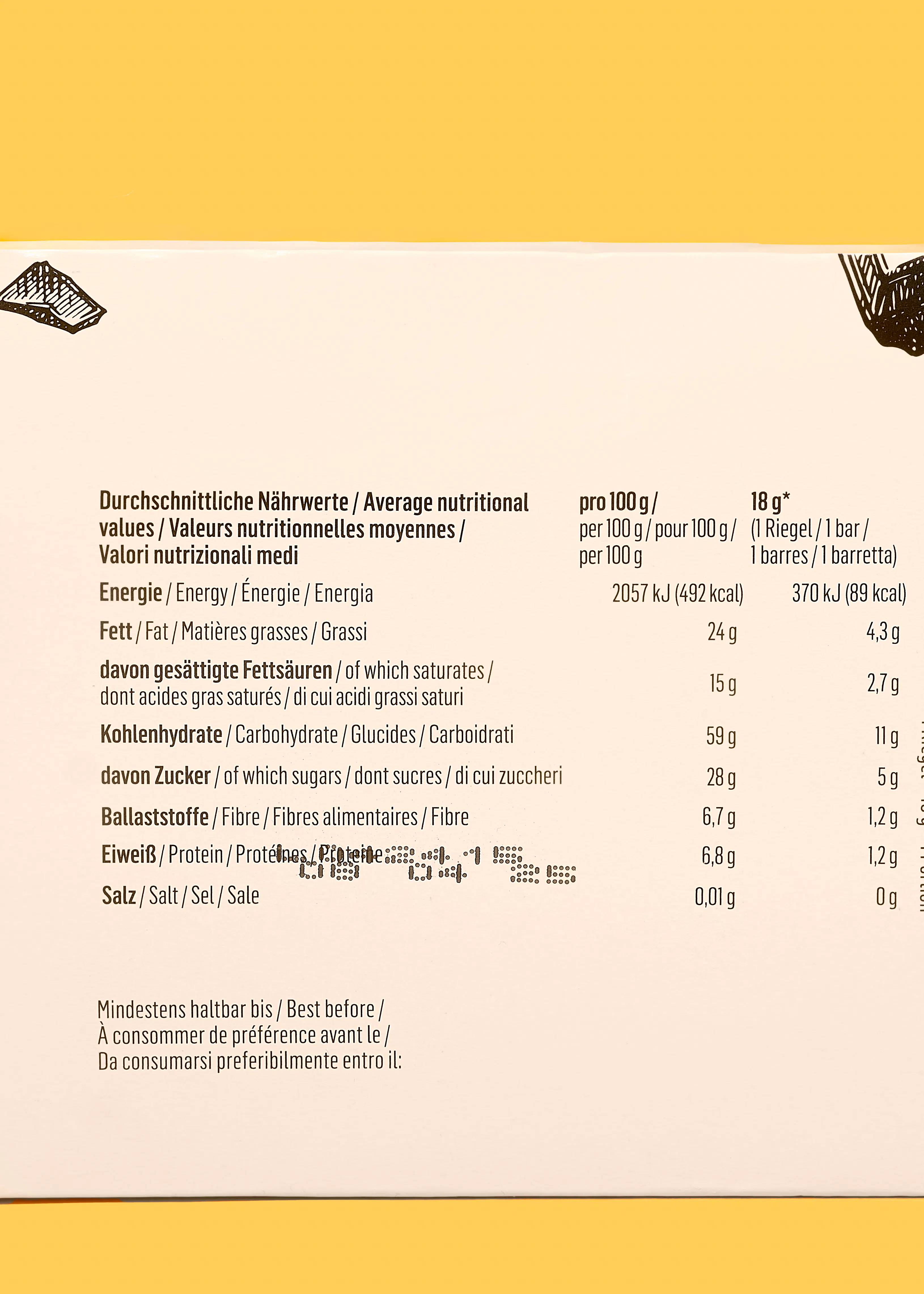 une boîte de barres de chocolat avec un tableau nutritionnel