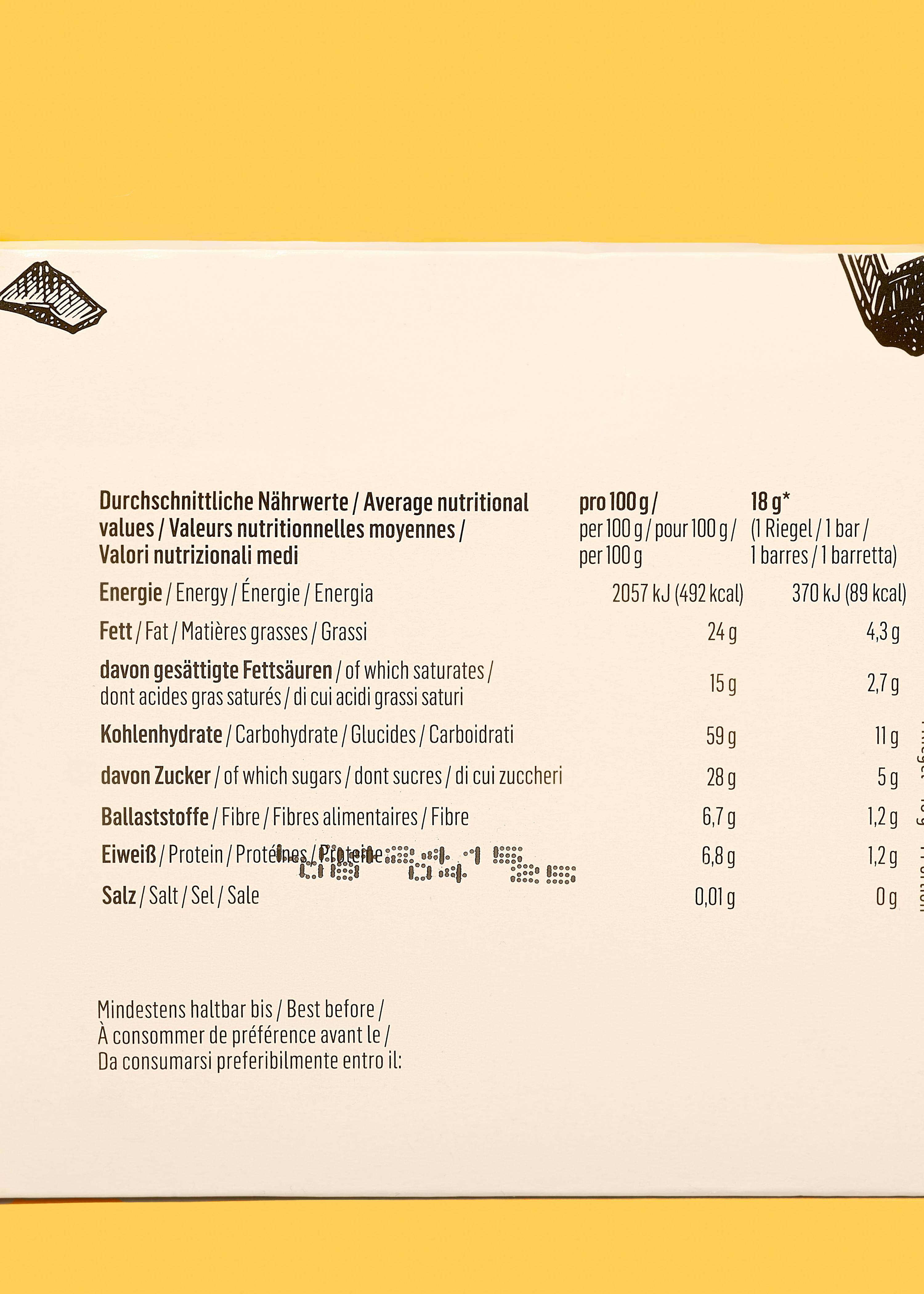 la confezione di una barretta di cioccolato con i valori nutrizionali