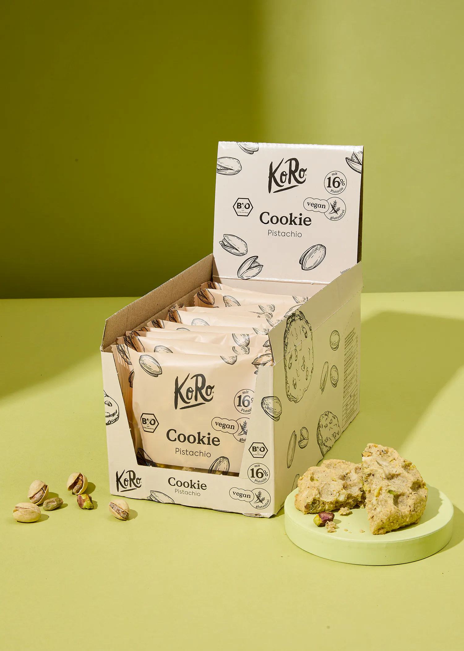 Eine Schachtel Kekse mit pistazien steht auf einem Tisch