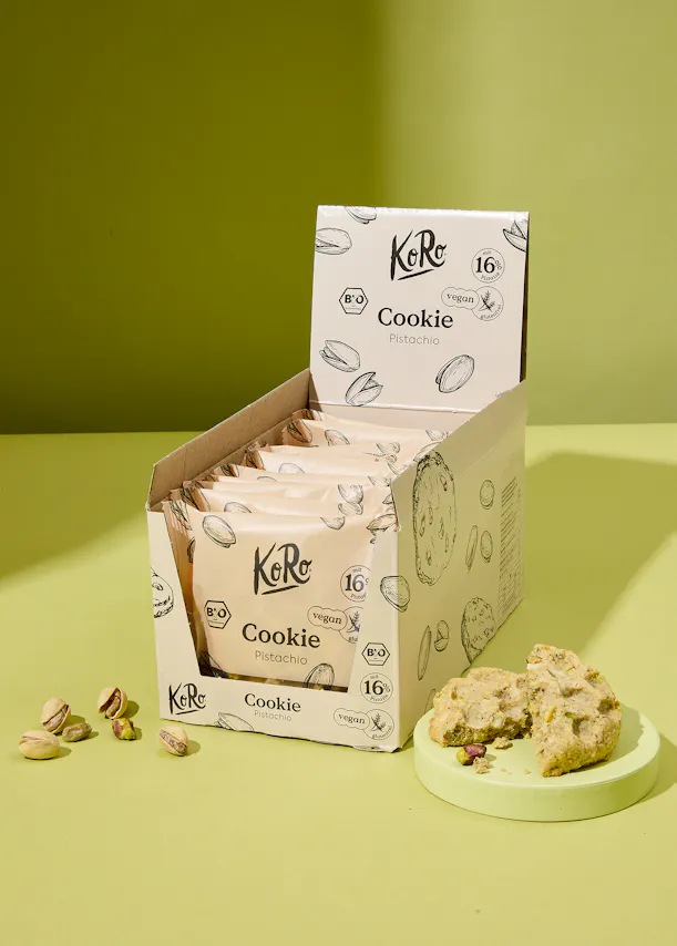 Eine Schachtel Kekse mit pistazien steht auf einem Tisch