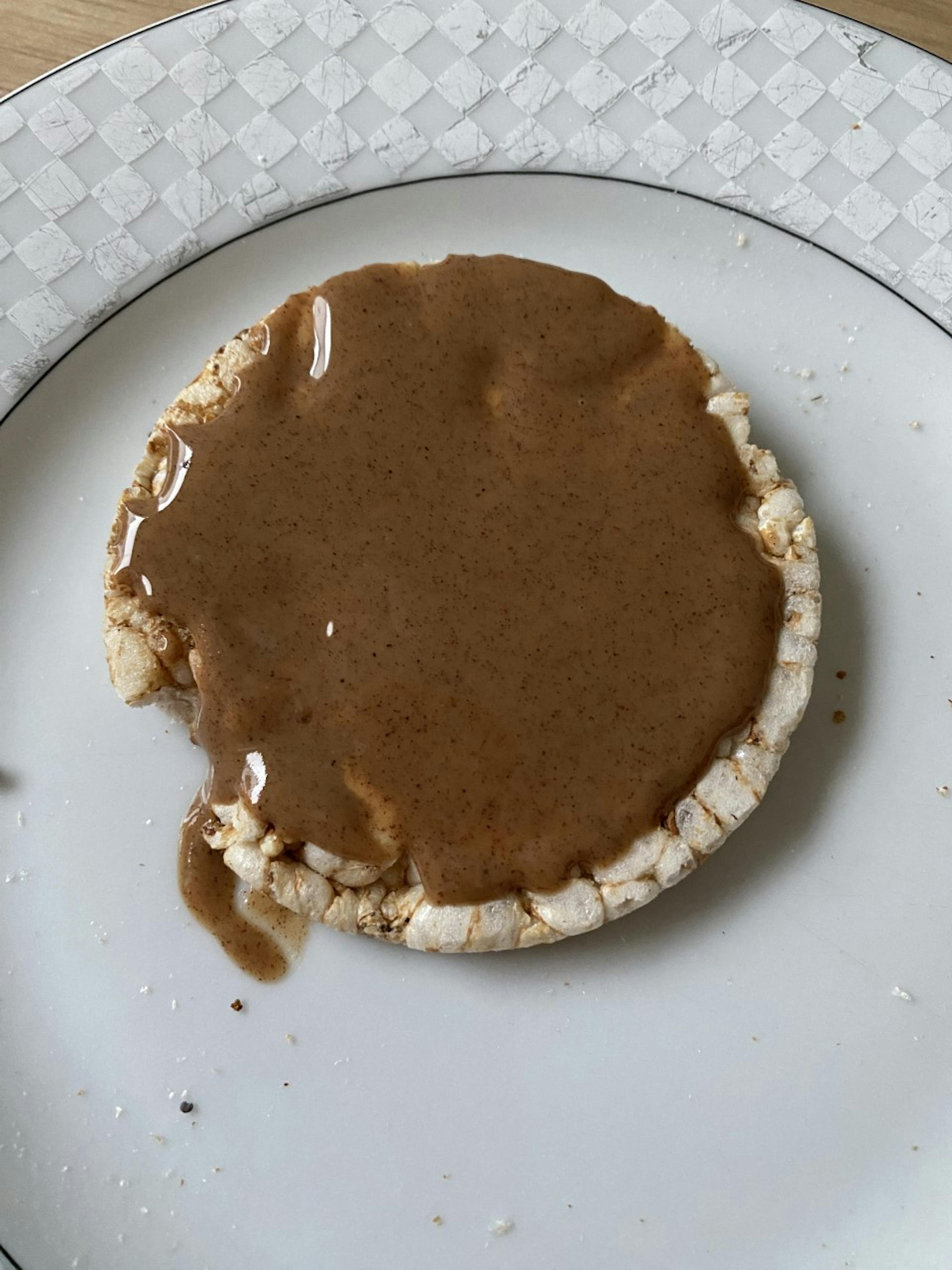une assiette blanche avec un morceau de nourriture sur elle