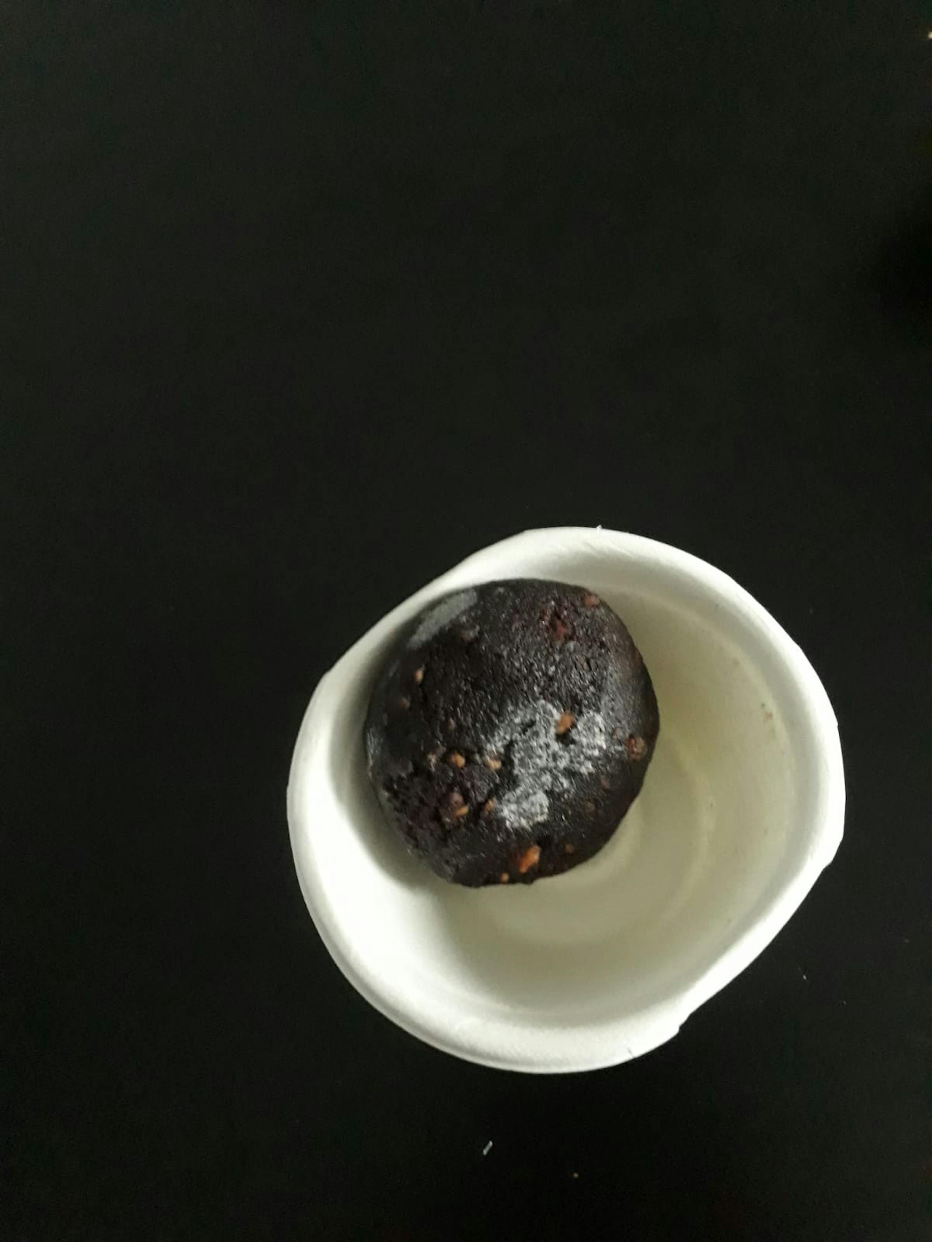 una ciotola bianca con una pallina di cioccolato dentro