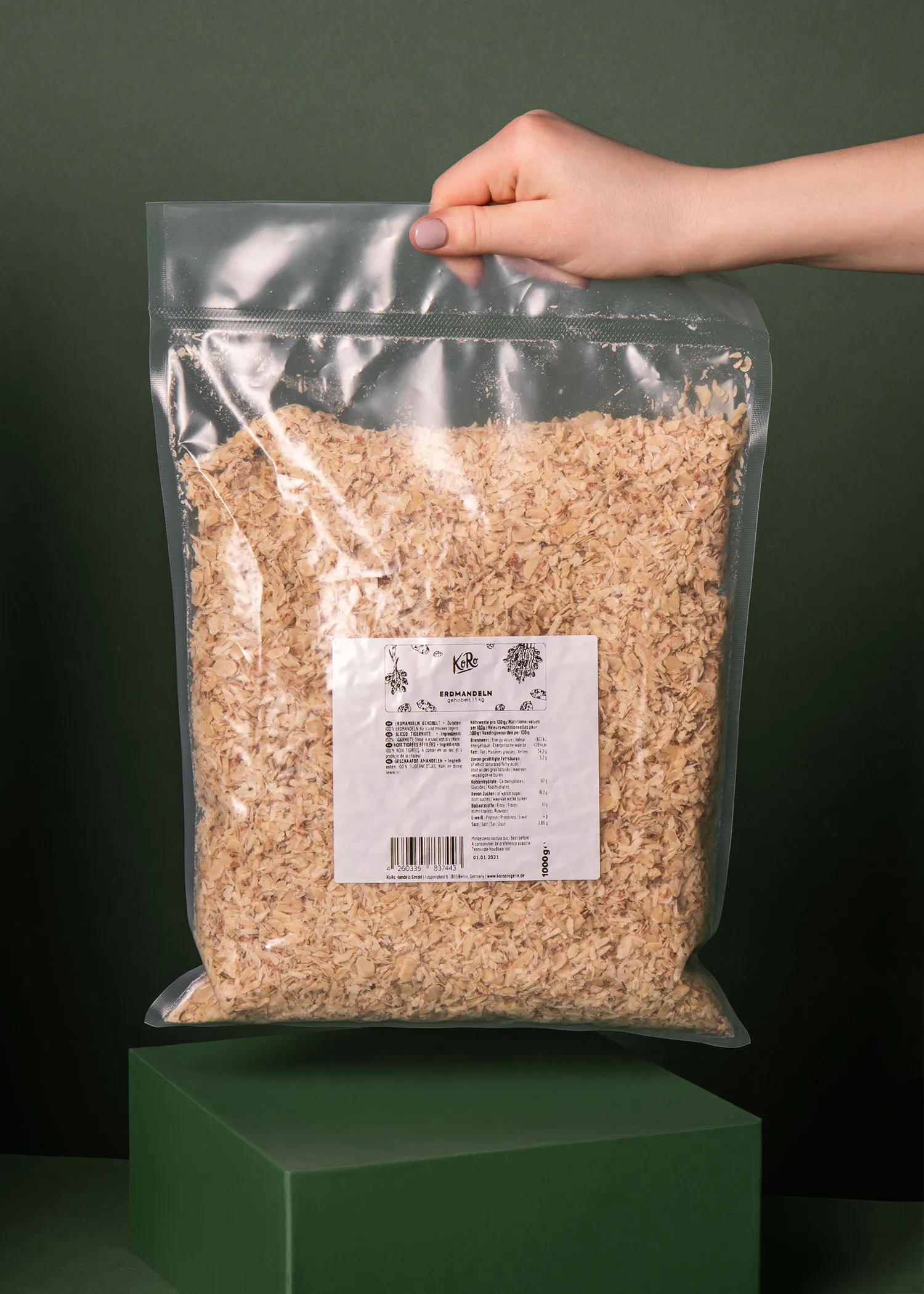 une personne tient un sac de flocons d' avoine avec une étiquette blanche