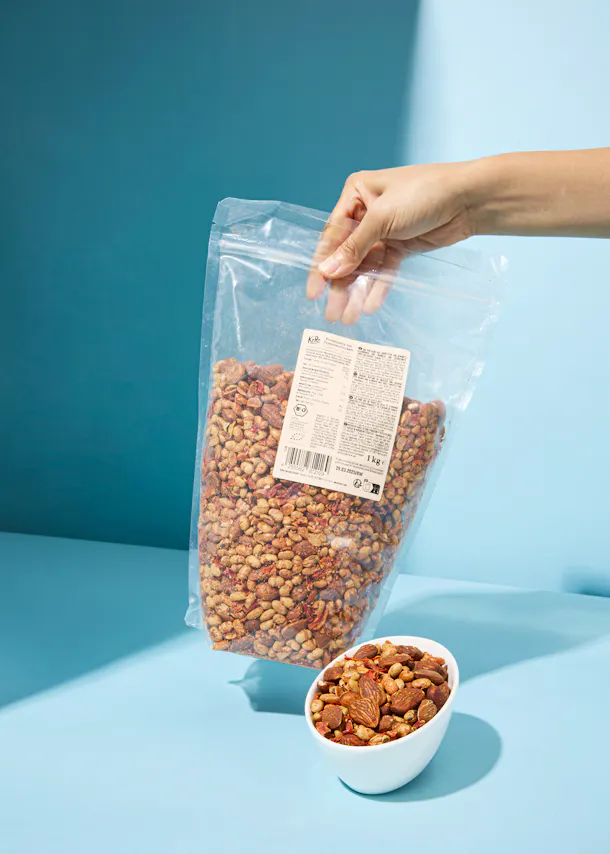 eine Person hält einen Plastikbeutel mit einem Etikett auf der Rückseite ..