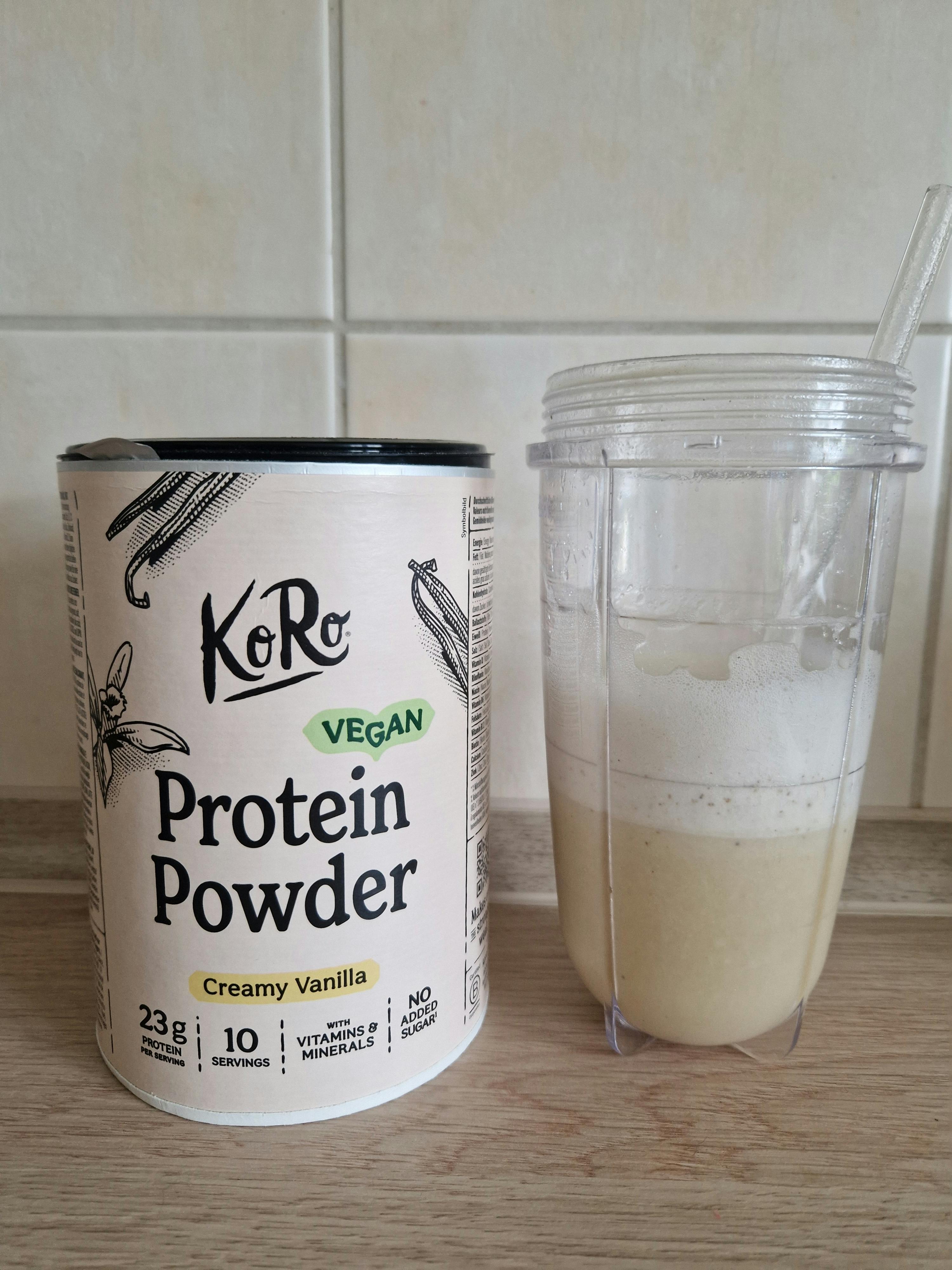 eine Dose Kero-veganes Proteinpulver neben einem Mixer