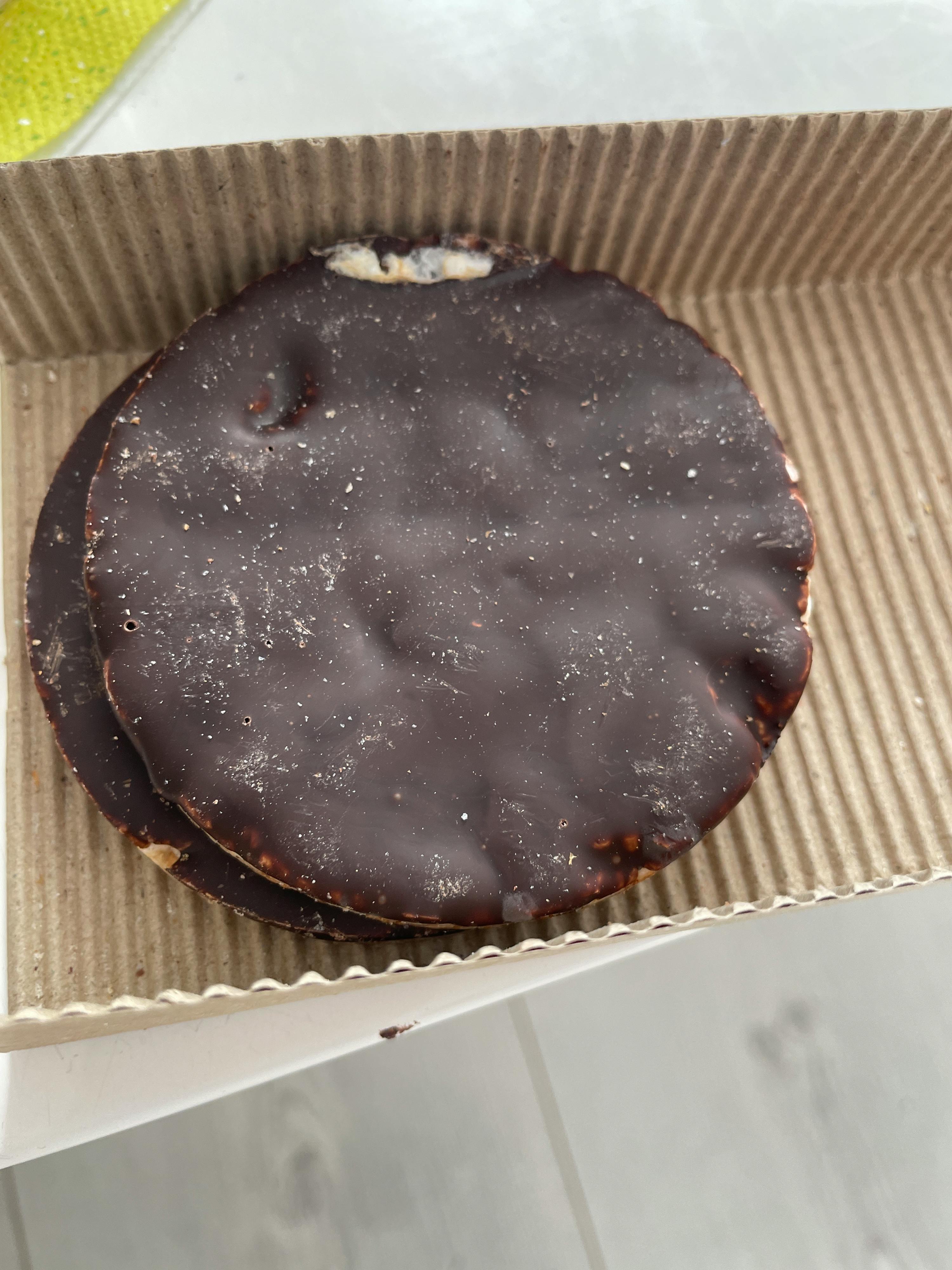 due biscotti al cioccolato sono impilati in una scatola di cartone