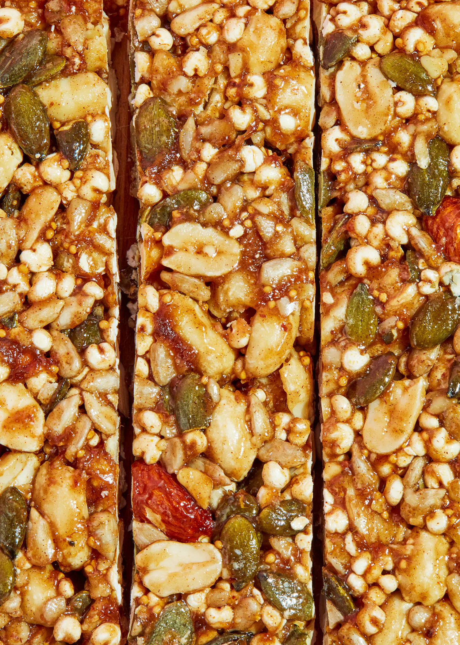 eine Nahaufnahme eines Snacks mit Erdnüssen und Nüssen