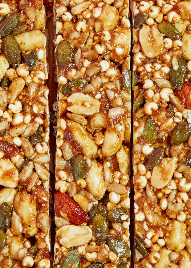 un gros plan d' une barre de nourriture remplie de noix et de graines