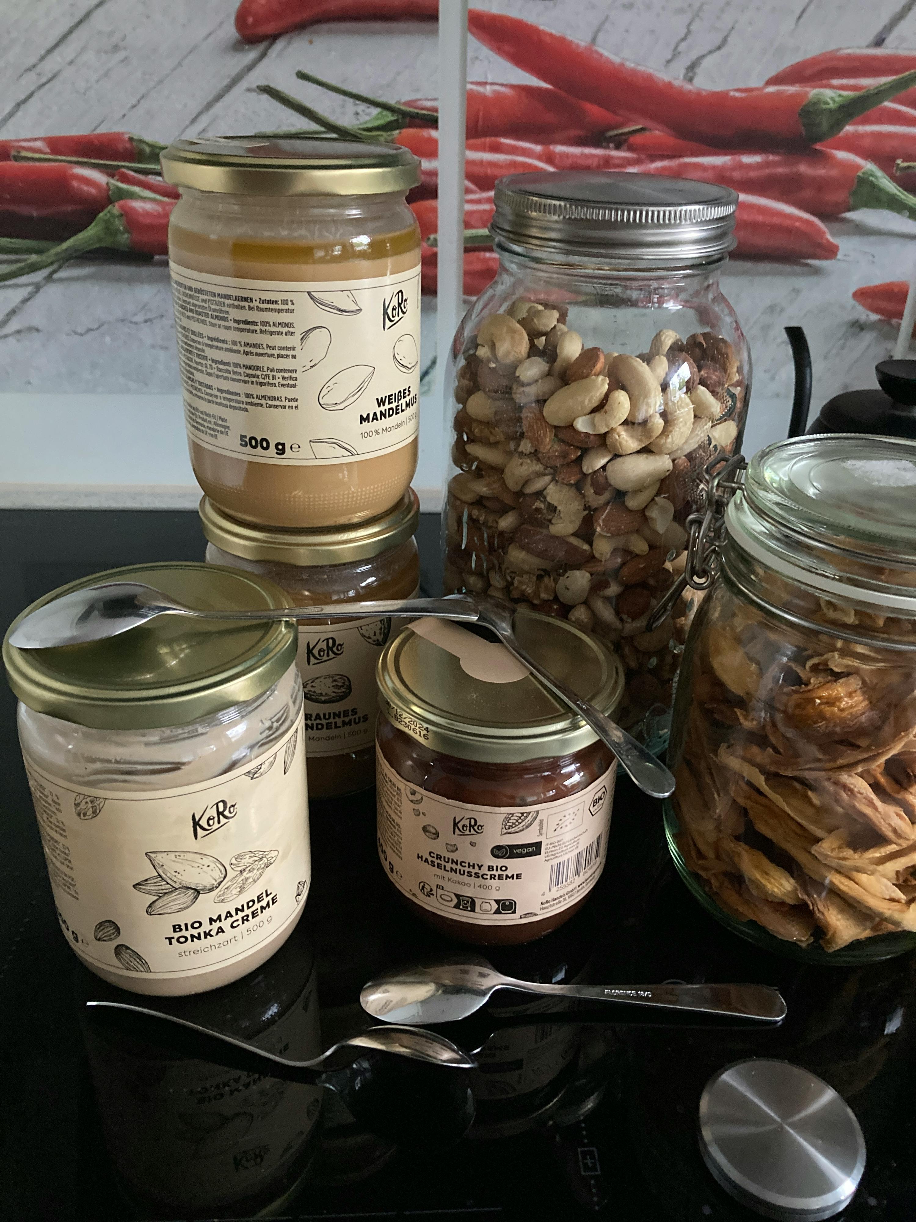 drei Gläser mit verschiedenen Arten von Peanutbutter stehen nebeneinander