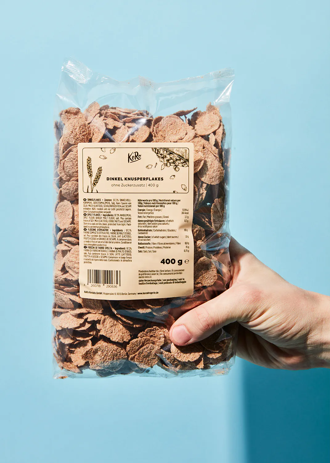 une personne tient un sac de céréales avec une étiquette de nutrition